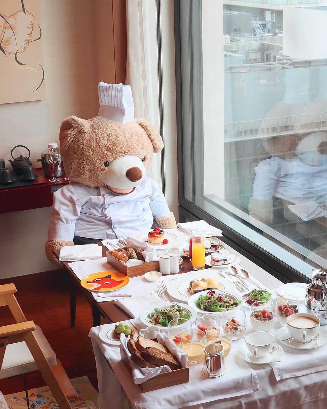 中田絵里奈さんのインスタグラム写真 - (中田絵里奈Instagram)「. 今まで朝食のレストランに行くのも楽しみだったけど今はお部屋に用意していただけるのが1番ありがたい😋 . 子どもが楽しめるように大きなクマさんと一緒に運ばれてきて楽しいサプライズでした🧸🍽 . . #朝ごはん #breakfast」9月21日 10時07分 - erinanakata