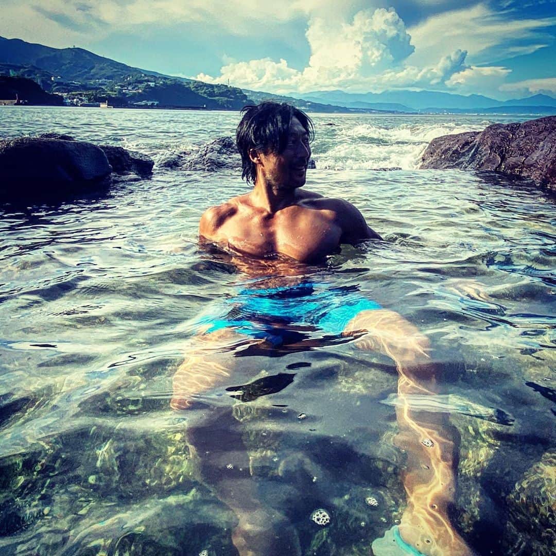 yoshiさんのインスタグラム写真 - (yoshiInstagram)「今夏最後の海！カンパイ‼️ ▪️ って思ったけど天気に恵まれず断念😭 ▪️ 写真は前回の時。 ▪️ もう日が暮れるのも早くなってるし気温も下がって来ているんで本当に夏も終わりなんですね。。 ▪️ 毎年夏の終わりにちょっとだけおセンチになります😌  ♦️♦️♦️ 腕太くしたいしたいですか？ Yesなら 👇👇👇 @mens_diet  ▪️ ♦️  #￼ボディーコーディネーターyoshi  #メンズダイエット  #ナチュラルトレーニー  #ナチュラルビルダー  #ドラッグフリートレーニー  #アンチドーピング #フィジーク #フィジーカー #ボディビル #ボディビルダー #胸トレ #胸トレメニュー #筋トレダイエット #筋トレ #大胸筋 #大胸筋エクササイズ  #腕トレ　#上腕三頭筋　#腕太くしたい  #chest #chestworkout #muscle  #workout #workoutmotivation #fittness #drugfree #drugfreetrainer」9月21日 10時13分 - mens_diet
