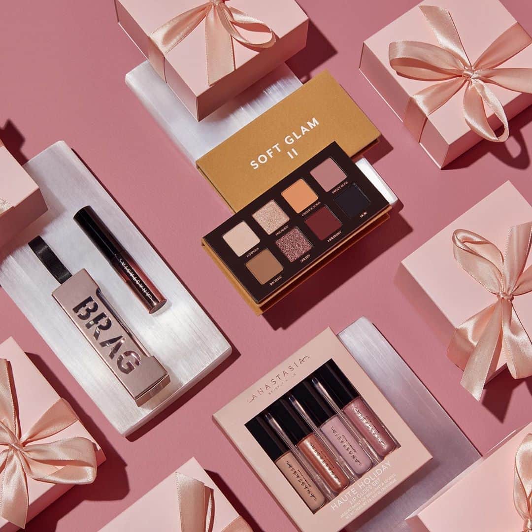 Anastasia Beverly Hillsさんのインスタグラム写真 - (Anastasia Beverly HillsInstagram)「ABH Holiday 2020 launch  Keeping it glam, portable, giftable   _____________________  1. Soft Glam II - Bite size glam!  The mini version of our Soft Glam Palette features;  6 shadows from Soft Glam and 2 shadows from our OG Norvina palette. The pan size is the same as the full size, the overall palette size is smaller with just 8 shadows for portable glam ($29)  2. Best of Allure Beauty Winner Lash Brag Mascara mini ornament ($13)  3. Four Pcs Mini Gloss Set in the Ultimate Nudes, which pair amazing with every lip liner/Brow Definer 😮 and layer beautifully over lipsticks. Color combination ideas coming ASAP ($28)  - Launches on anastasiabeverlyhills.com + anastasiabeverlyhills.co.uk at 9am on 10/5  - Launches online + in-store with retailers 10/8  #AnastasiaBeverlyHills #abhglam」9月21日 10時16分 - anastasiabeverlyhills
