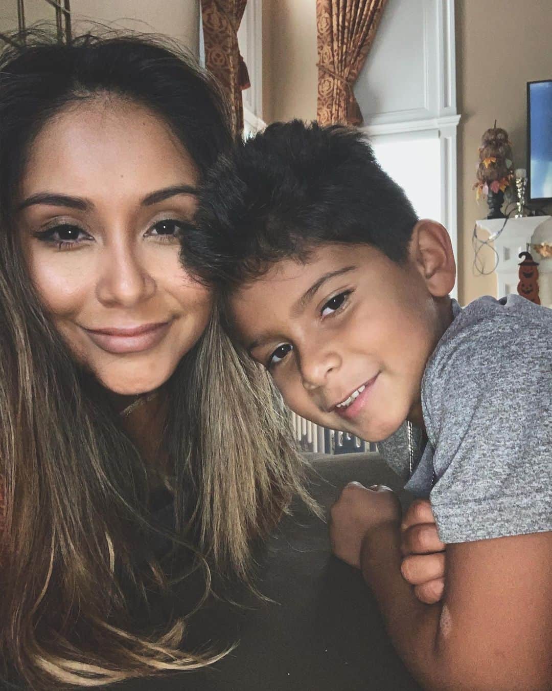 ニコール・ ポリッツィのインスタグラム：「MY 8 YEAR OLD BABY 🙏🏽 Nothin else matters more than being your Mawma 💋」