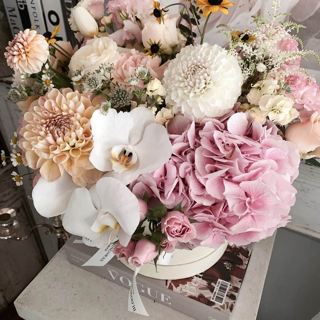 Florist.janeさんのインスタグラム写真 - (Florist.janeInstagram)「오늘 오전 주문건 💕 #블스박스   . . . .  👆🏻블스 주문건 경우 배송료는 모두 별도 입니다. . ✌🏻배송 시간은 매번 달라지는 교통 상황에 따라 정각에 맞출  수 없으며 대략적인 시간대에 배송해드립니다.(ex 1시-2시)  👌🏻상품 문의시 원하시는 작품 캡쳐후 문의주시면 빠르게 답변도와드리겠습니다💕  🤟🏻매번 달라지는 꽃 시장 상황에따라 샘플 사진과 100% 동일하게 제작은 어렵습니다. 최대한 비슷하게 또는 사진 보다 더욱 예쁘게 제작해드리니 전적으로 플로리스트 의견을 믿어주세요 🙏🏻  .  . . . . #블루밍스완 #꽃스타그램 #부모님선물 #생신선물 #플로리스트 #플라워레슨 #꽃선물 #꽃배달 #강남꽃배달 #논현동꽃집 #연예인서포트 #flowers #florist #선물스타그램 #선물추천 #여자친구선물 #결혼기념일 #기념일선물 #결혼10주년 #와이프생일 #와이프선물 #생일선물 #연예인선물 #강남꽃집 #일상 #데일리스타그램」9月21日 10時23分 - jane.florist