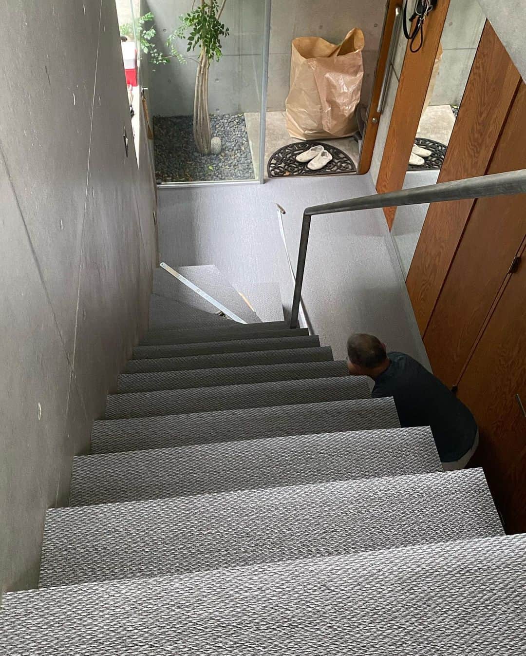 奈美悦子さんのインスタグラム写真 - (奈美悦子Instagram)「工事終わりました。コンクリートの階段にスエーデン製の滑りにくいカーペットをはってもらいました。ちょっと安心！ #階段 #工事 #滑りにくいカーペット#スエーデン製 #コンクリート打放し #我が家の愛犬に優しい素材#クッキー#キャバリアキングチャールズスパニエル」9月21日 10時29分 - nami.etsuko