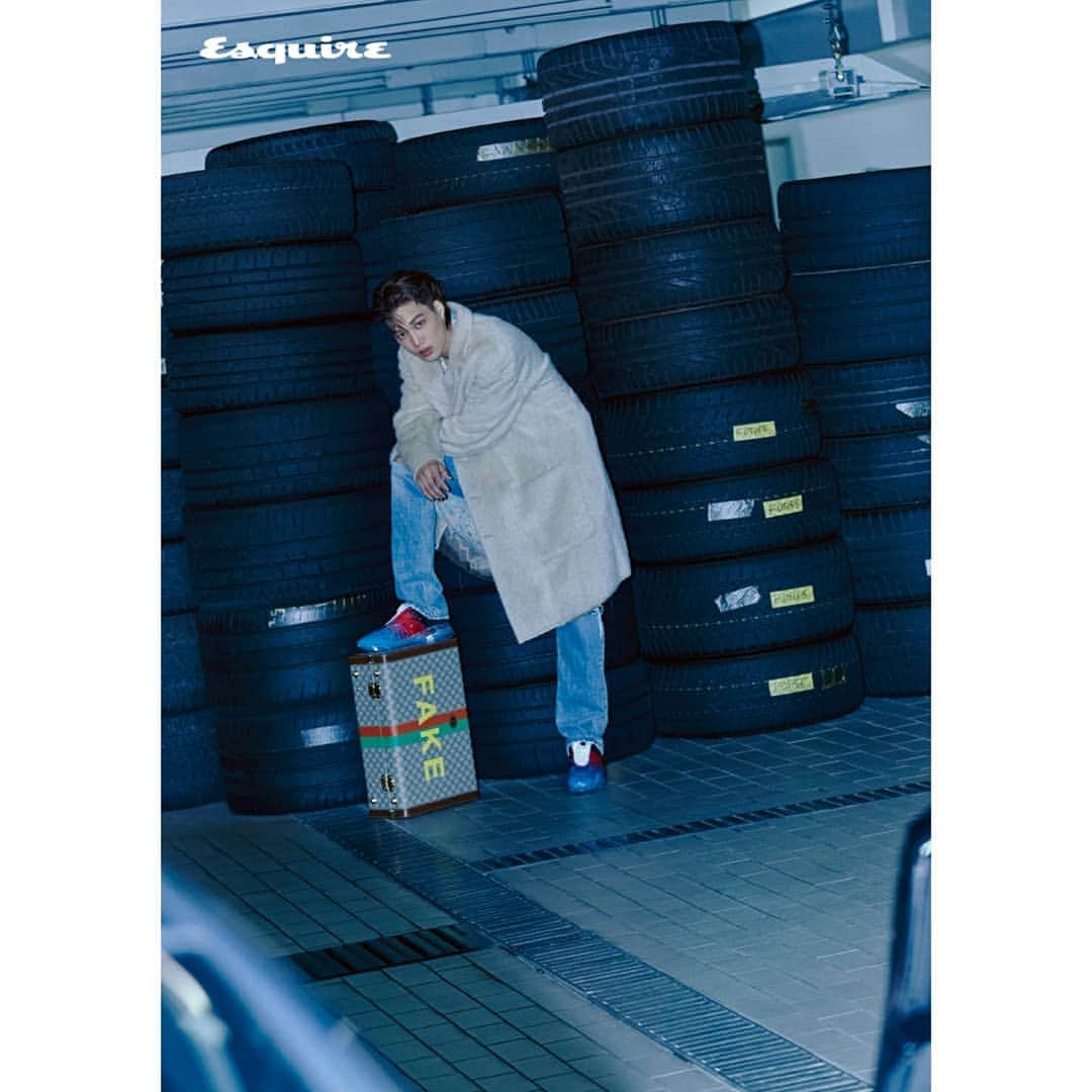 EXOさんのインスタグラム写真 - (EXOInstagram)「KAI features the cover of <Esquire>'s October issue 🐻  "I want to go on and on with this job I love, together with my fans for a long time" ♥️  카이 <에스콰이어> 10월호 커버 장식 🐻  “오래오래 팬 분들과 함께 제가 사랑하는 이 일을 계속 하고 싶다” ♥️  #KAI #카이 @zkdlin #엑소 #EXO #weareoneEXO #Esquire #에스콰이어」9月21日 10時29分 - weareone.exo