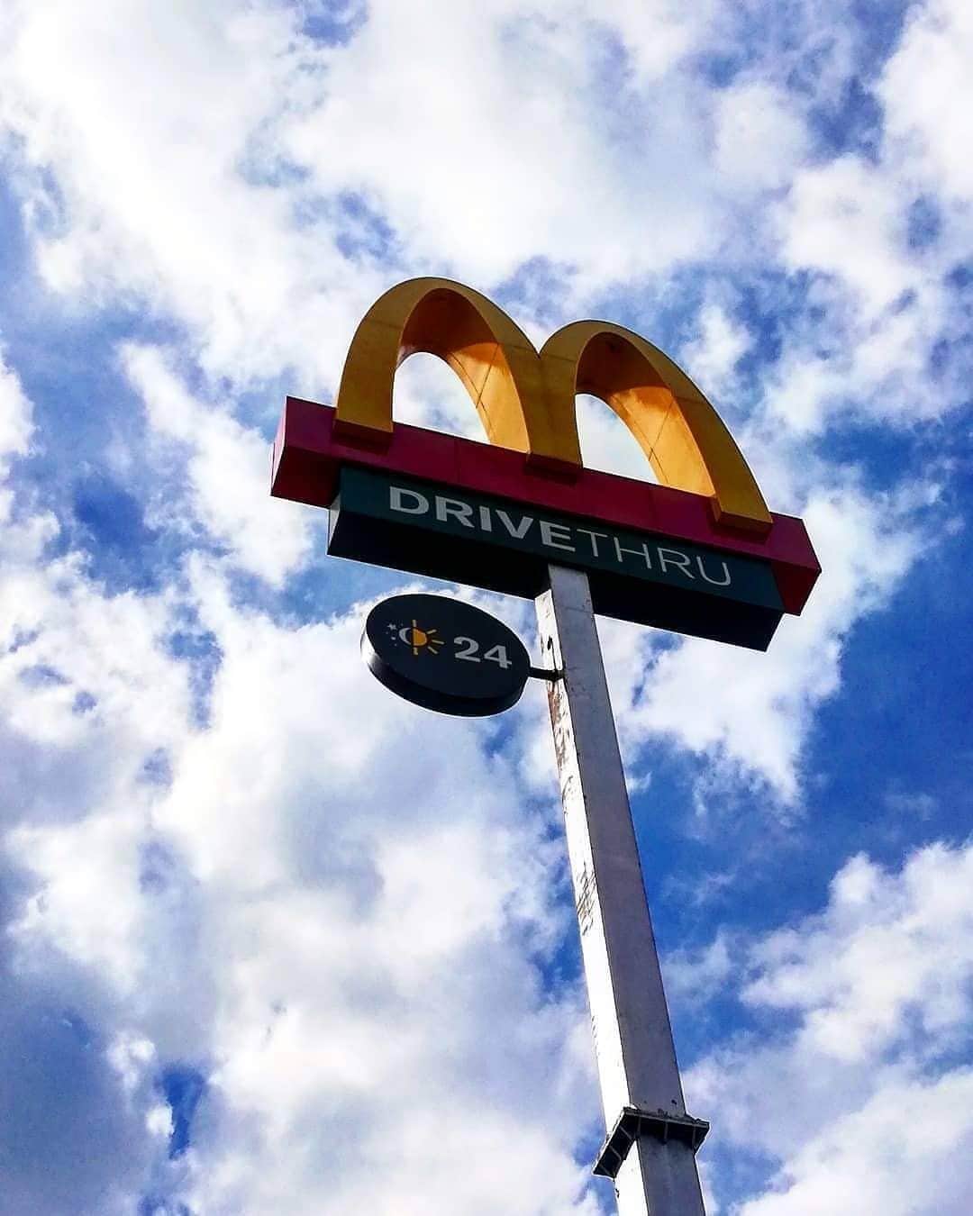 McDonald's Philippinesのインスタグラム：「Head to the Drive-Thru while you're out to get your McDo fix just like @rosepeoro! Don't forget to download the McDonald's App to get exclusive Drive-Thru VIP Rewards. See you! 🚘👋  Per DTI Fair Trade Permit No. FTEB-103784 Series of 2020」
