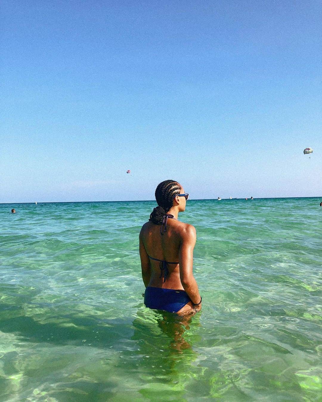 ペイジ・マクファーソンのインスタグラム：「'Beach' you to it! 🏖⁣ ⁣ ⁣ Whatta surprise of a weekend it’s been. Blessed to have people around me who make me smile and remind me that living in the moment is the truest form of victory and self love! Everything will come in it’s time... until then lets live in the present!」