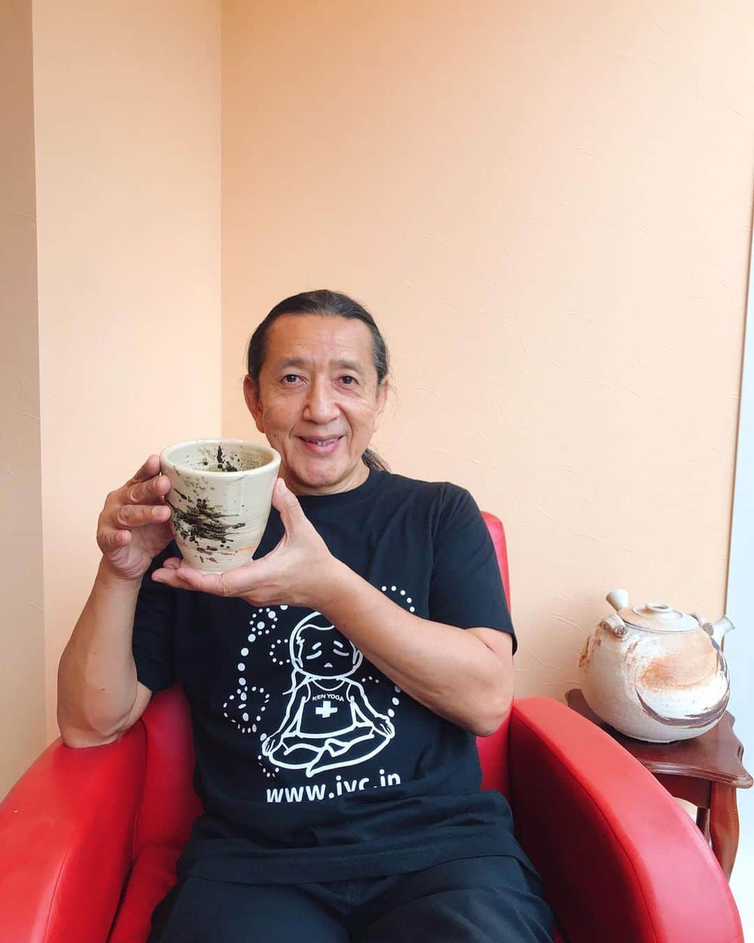 Ken Harakumaのインスタグラム：「❣️ケンハラクマの陶芸作品完成❣️ あなたも陶芸家になってみませんか⁉️ @iycpottery   〜誰でも出来る陶芸ヨガ瞑想教室〜 10月の陶芸クラススケジュール ↓ 10月4(日)、7(水)、11(日)、18(日)。21(水)、25(日)、28(水) OPEN 12:00〜18:00  場所: IYC神保町スタジオ3階 @iyc_jinbocho   instagram @iycpottery からDMでご予約日時とお名前ご連絡先をお知らせ下さい。 ＊予約なしでもお越しいただけますが、作業台がいっぱいの場合はお待ちいただく事もありますのでご了承下さい。  参加費: IYCヨガクラス共通チケットまたは一回3300円(粘土500g込) その他詳細は↓ @iycpotteryをご覧下さい。  OPEN日の見学は自由ですので直接スタジオにお越し下さい。  #千代田区陶芸教室 #陶芸教室  #陶芸家  #yogalife  #ヨガ  #瞑想 #インターナショナルヨガセンター  #カルチャースクール」