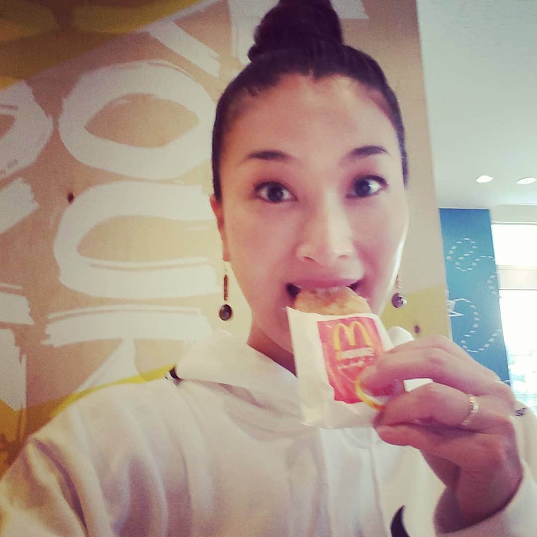 小錦千絵（TAUPOU）さんのインスタグラム写真 - (小錦千絵（TAUPOU）Instagram)「🌴ALOHA🌴  久々のマクドナルドⓂ️🍔🍟  ・ ・ ・ ・ ・ #マクドナルド  #マクド #McDonald's #マック #フィレオフィッシュ #ハンバーガー #ハッシュポテト」9月21日 10時41分 - taupou52