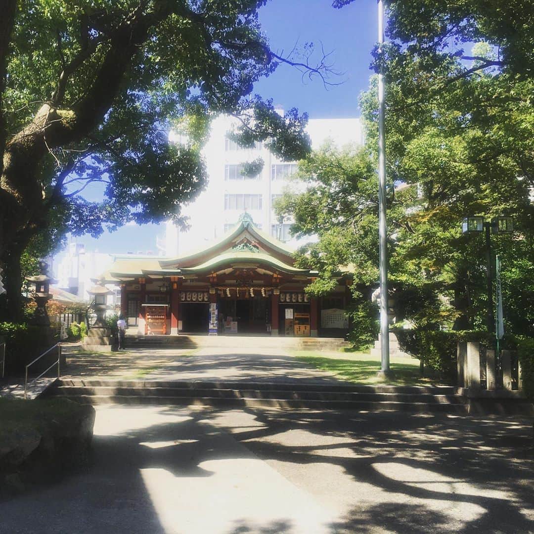 宮田麺児のインスタグラム：「本日　一粒万倍日 氏神さまに挨拶してから　ラジオへ  #一粒万倍日 #氏神様 #お参り #風水 #縁起」
