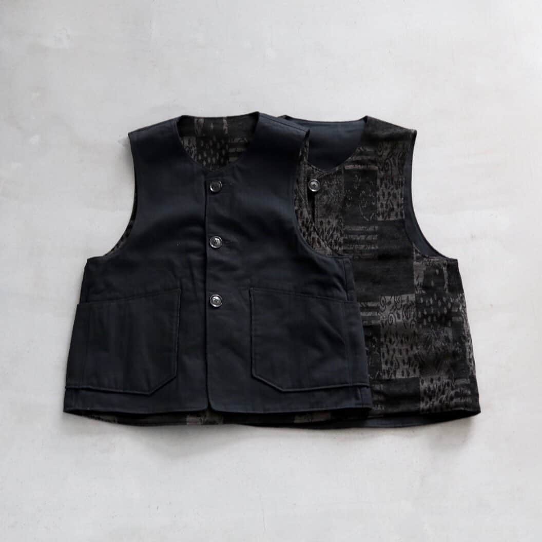 のインスタグラム：「_ Engineered Garments / エンジニアードガーメンツ "Over Vest - HB Twill" ¥42,900- _ 〈online store / @digital_mountain〉 https://www.digital-mountain.net/shopdetail/000000012275/ _ 【オンラインストア#DigitalMountain へのご注文】 *24時間受付 *15時までのご注文で即日発送 * 1万円以上ご購入で送料無料 tel：084-973-8204 _ We can send your order overseas. Accepted payment method is by PayPal or credit card only. (AMEX is not accepted)  Ordering procedure details can be found here. >>http://www.digital-mountain.net/html/page56.html  _ #NEPENTHES #EngineeredGarments #ネペンテス #エンジニアードガーメンツ _ 本店：#WonderMountain  blog>> http://wm.digital-mountain.info _ 〒720-0044  広島県福山市笠岡町4-18  JR 「#福山駅」より徒歩10分 #ワンダーマウンテン #japan #hiroshima #福山 #福山市 #尾道 #倉敷 #鞆の浦 近く _ 系列店：@hacbywondermountain _」