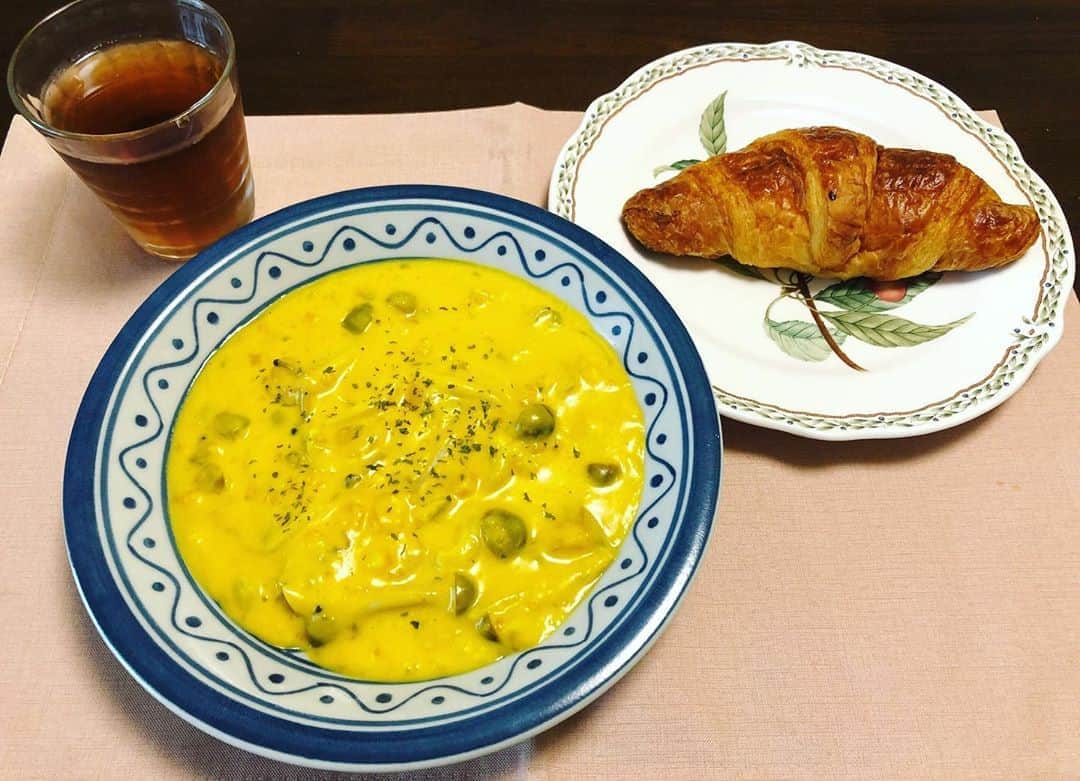 佐古真弓さんのインスタグラム写真 - (佐古真弓Instagram)「早くに目が覚めたので カボチャのクリームスープを作って みました🎃 玉葱・しめじをバターで炒め、小麦粉を入れて水と牛乳を投入。くつくつ煮ます。 レンジで柔らかくして潰したカボチャを合わせて塩胡椒・コンソメで味を整えて出来上がり☺️ カボチャの甘みが優しい、美味しいスープが出来ました🍽 鶏肉入れたら夜ご飯になりそう。  #カボチャ料理 #カボチャスープ #朝ごはん #おうちごはん」9月21日 10時43分 - _sacomayumi_