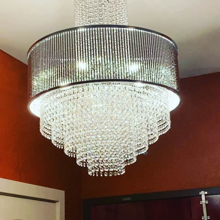 メリッサ・アンダーソンのインスタグラム：「New Chandelier, who this? #chandelier #roomdecor #roomporn #welcomehome」