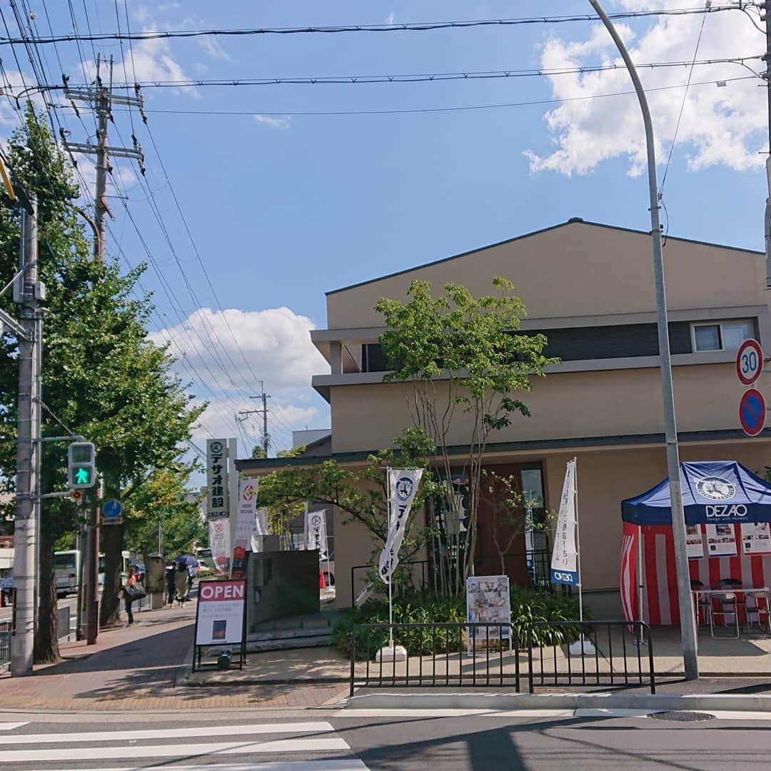 デザオ建設北野展示場のインスタグラム：「皆様こんにちは！デザオ建設北野展示場です👋😃 今日も気持ちいい秋晴れですね！北野展示場は今日も元気に営業中です！  本日・明日の二日間はリフォーム・新築の両営業マンに一気に相談ができるイベントを開催中です🥺 うちはリフォームが良いのか、建て替えが良いのか。どちらも悩んでいるという方にオススメですよ！🤗💕  相談特典・LINE友達登録の品物もお渡しいたします💮 ぜひ、住まいの相談はデザオ建設北野展示場へどうぞ！ イベントの詳細はプロフィール欄のURLよりご確認ください→@dezao_kitano2018  皆様ご来場お待ちしております👋😍  #京都 #上七軒 #秋晴れ #line友達特典で別のおうち時間を楽しめるグッズも！ #社員に狙われている相談特典の丈夫なトートバッグ #一戸建て​ #マイホーム   #家 #住宅 #工務店 #マイホーム計画  #家づくり #施工事例 #一戸建て  #myhome  #京都の注文住宅  #こだわりポイント #設計  #おうち時間  #デザオ建設​ #DEZAO #デザオ建設北野展示場 #つなぐモデルハウスとこしえ #デザオ北野スクエア #DsLABO #リフォーム​#リノベーション #注文住宅​#住宅展示場 #住宅展示場巡り」