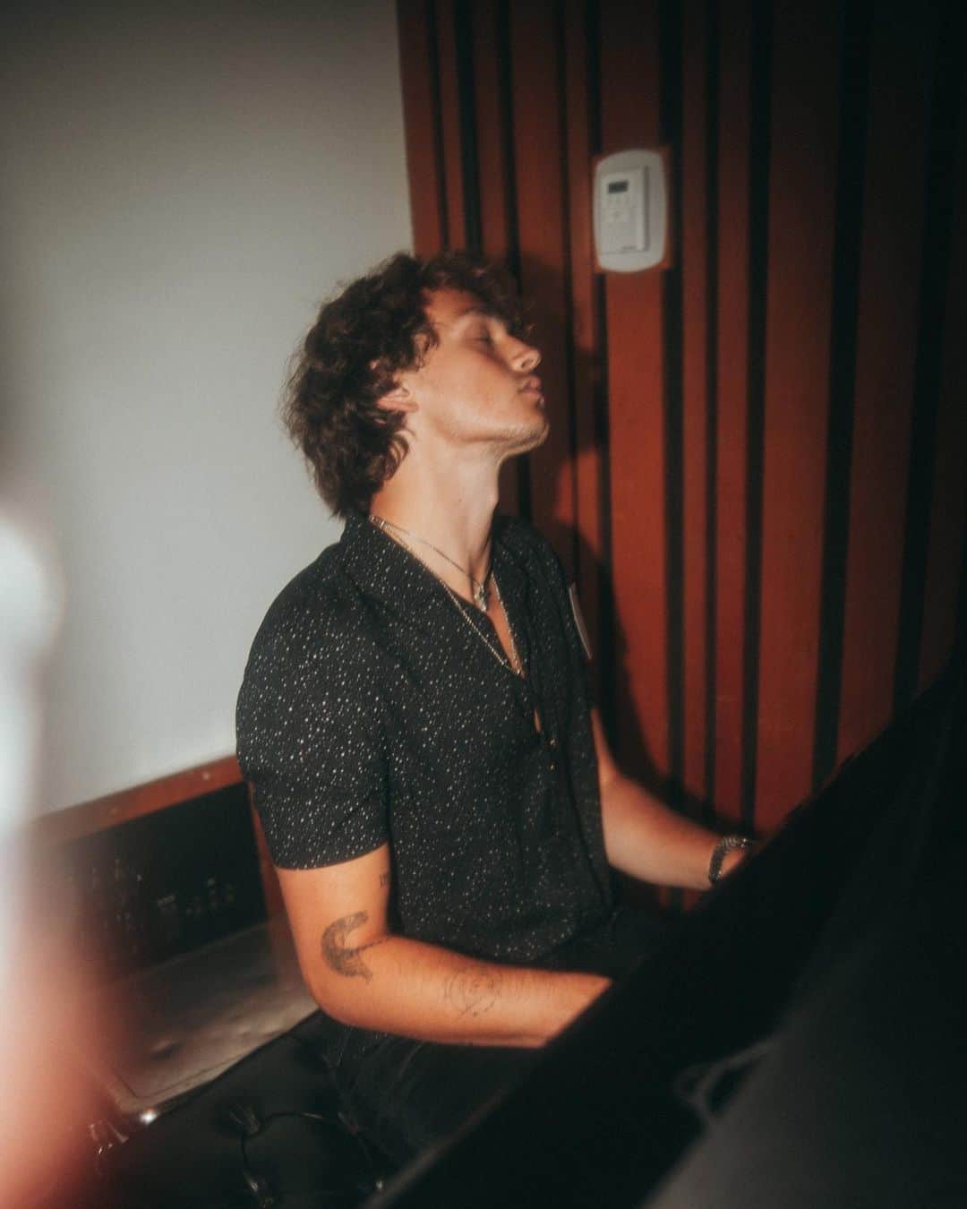 Jonahmaraisのインスタグラム：「gettin’ lost in the notes 🎶」