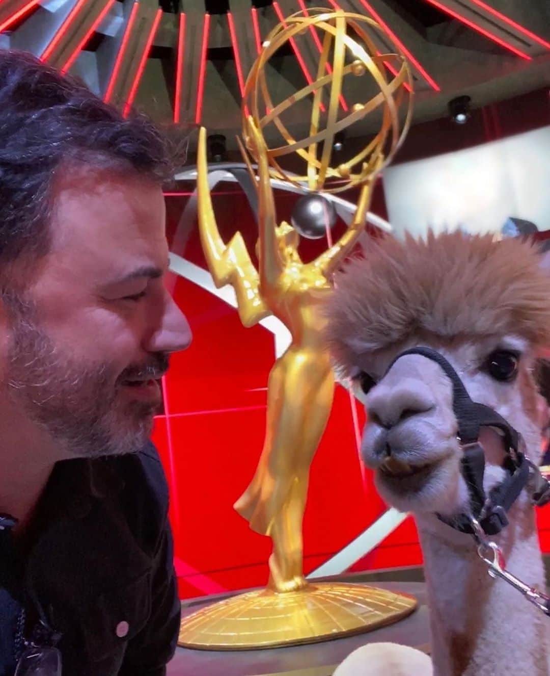 アメリカン・ブロードキャスティング・カンパニーのインスタグラム：「Things are getting wild at the #Emmys! 📷: @jimmykimmel」