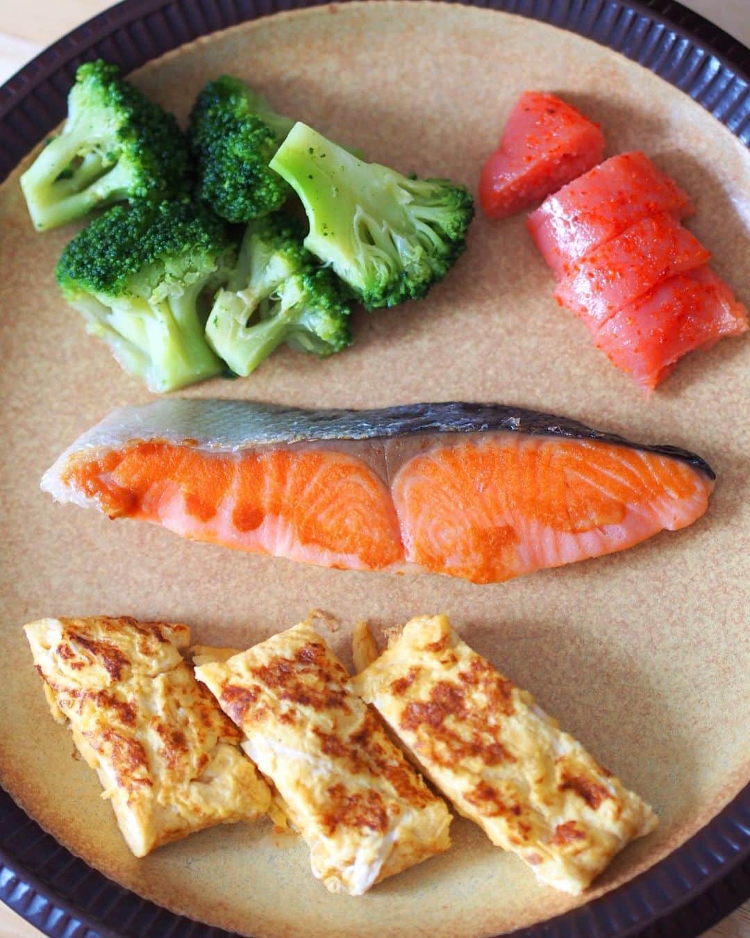 AO のインスタグラム：「最近朝シャケにはまってる🐟 1.調理が楽 2.色味がいい 3.おいしい 4.良質な油がとれる 5.タンパク質が取れる 6.ゴミが出ない（骨だけ 7.安い 8.よく噛める  シャケのいいとこ8個言いました🙋‍♀️ #しゃけ#鮭#魚#朝ごはん」
