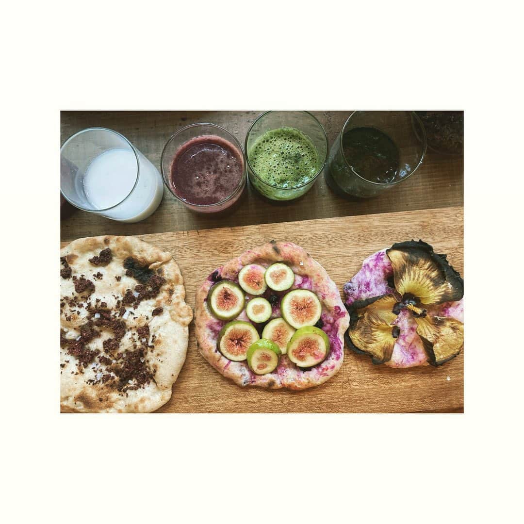 のインスタグラム：「. Blue blood drink,eat,"soil" well  山があり、 美味しい水があり 人がいて豊かな作物。 感性豊かな人々が集まれば 刺激を受けないはずはない。  開催にあたり主催者側は 今年とても大変な道のりがあったかと思いますが、 たくさんの出逢いと経験がむくむく生まれてました。 心から感謝。  #来週末まで#山形ビエンナーレ#アーカイブで #ノリさんありがとう#庄内の新米と月山の湧水#ricemilk」