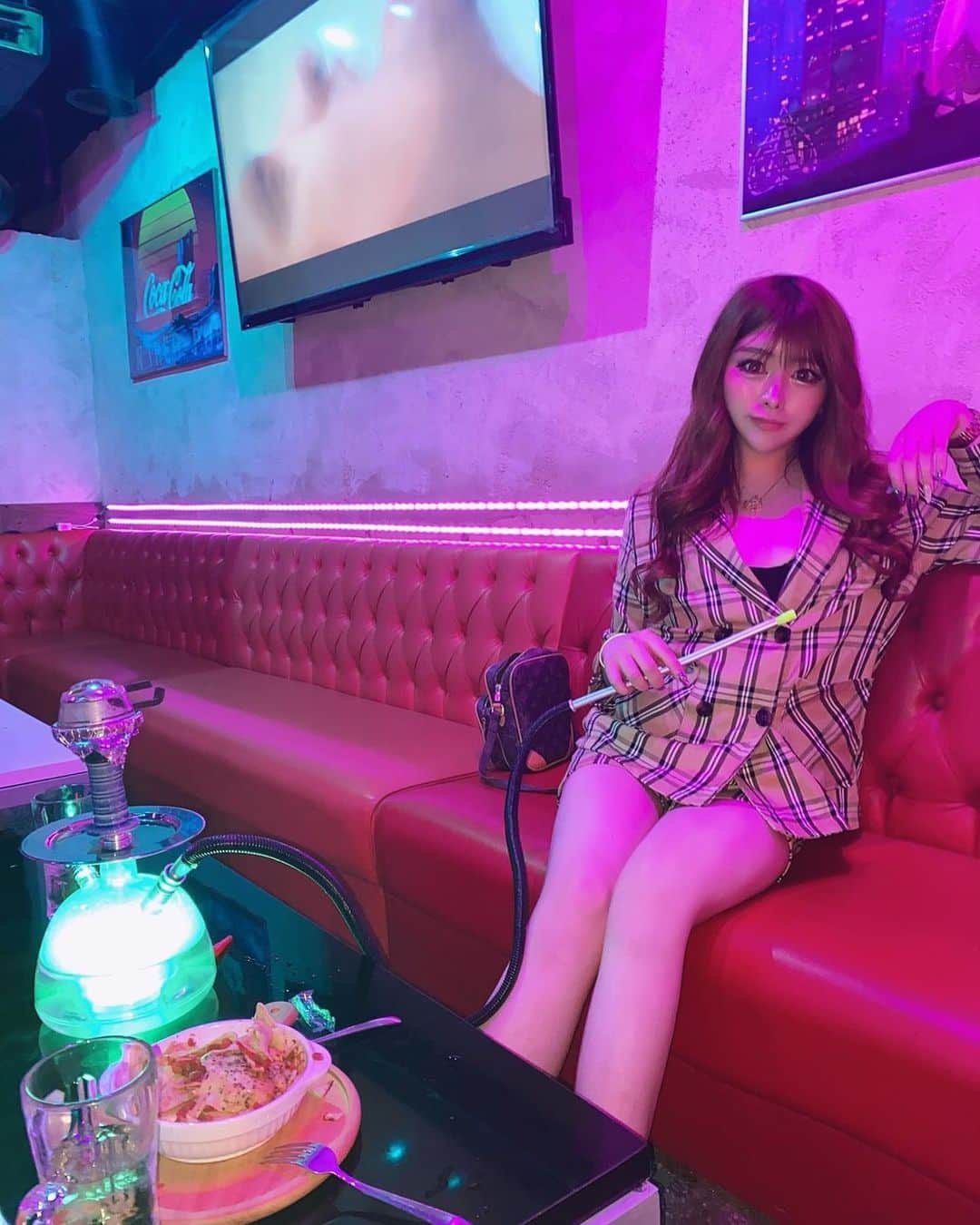 一条ラムのインスタグラム：「. 雰囲気の良いシーシャBAR😈💗💗 . #me #l4l #instagood #京都 #観光 #シーシャ #BAR #インスタ映え #おしゃれさんと繋がりたい #ネオン #秋コーデ #ギャル #整形 #followｍe #follow #followforfollowback」