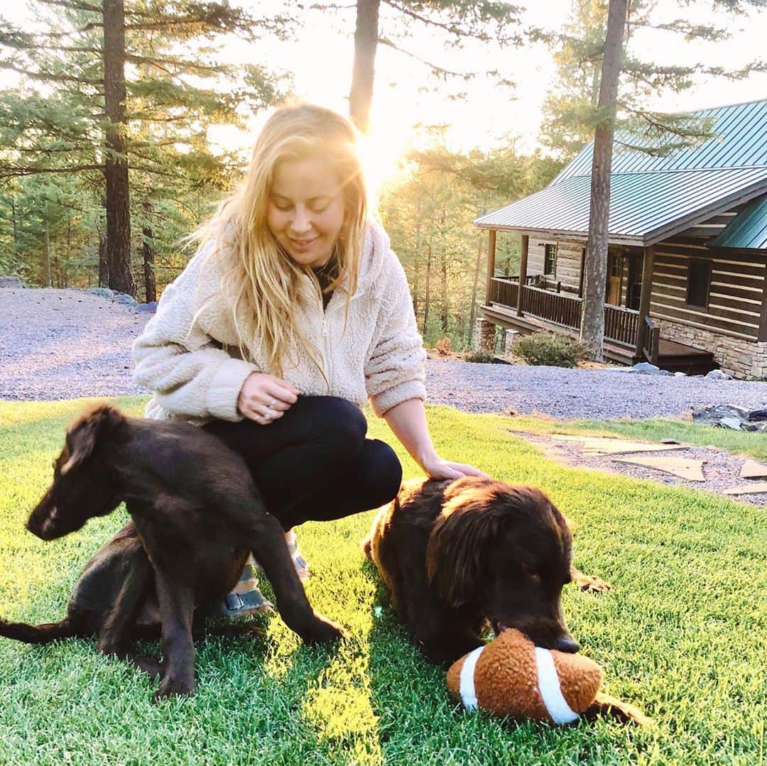 タラ・リピンスキーのインスタグラム：「Football Sunday with the boys. 🏈 (Could there be a cuter quarterback than Dublin? I think not!)」