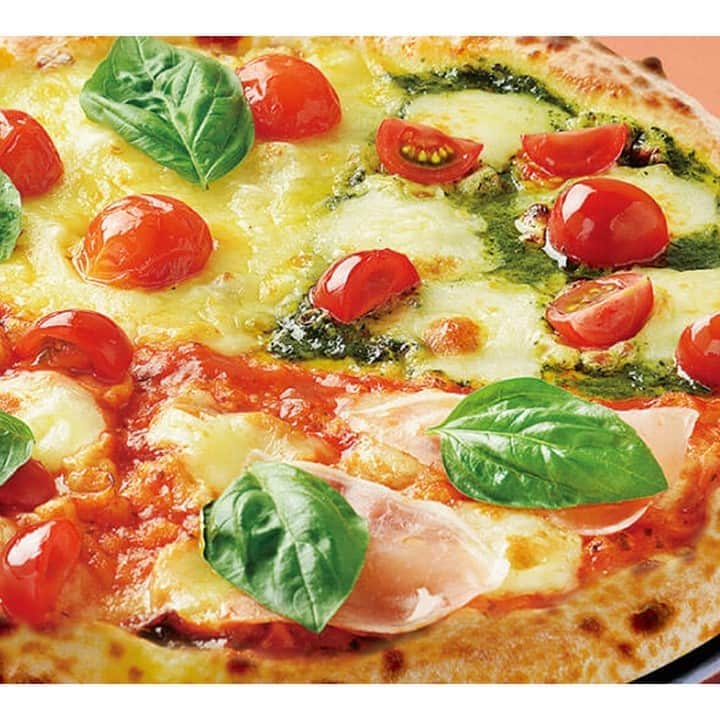 宅配ピザ「ナポリの窯」さんのインスタグラム写真 - (宅配ピザ「ナポリの窯」Instagram)「本日の一品😆  マルゲリータ・クワトロレガーロ🍕 クワトロレガーロの意味は”4つの贈り物”🎵 マルゲリータ4種類を1枚で楽しめる欲張りピッツァ🥰👍  @napolinokama ・ #ナポリの窯 #宅配ピザ #マルゲリータ #pizza #ピザ #イタリア料理 #出前 #テイクアウト #家飲み #おうちごはん部 #ファストフード #夜ごはん #ピザ好き #ピザ好きな人と繋がりたい #柏崎グルメ #新潟グルメ #上越グルメ #上越 #富山グルメ #金沢グルメ #食スタグラム #飯テロ #ピザ🍕」9月21日 11時00分 - napolinokama