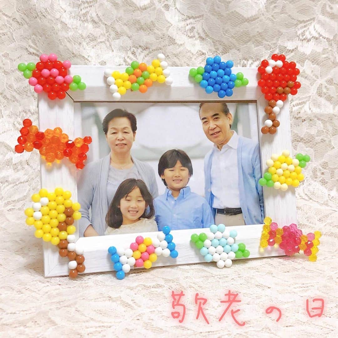 のインスタグラム：「今日は敬老の日！ おじいちゃん、おばあちゃんがいつまでの元気に過ごせるように、フォトフレームの プレゼントはいかがですか？ アクアビーズで飾れば、世界に一つだけの心のこもった贈り物に。 . 今回の作品で使ったイラストシートは、アクアビーズ公式ウェブサイトからダウンロードできますよ♪ 好きなデザインのアクアビーズを作って、飾ってみてくださいね。 . #アクアビーズ #aquabeads #ビーズ #beads #アクアビーズアレンジ #敬老の日 #敬老の日プレゼント #9月21日 #フォトフレーム #おじいちゃん #おばあちゃん」