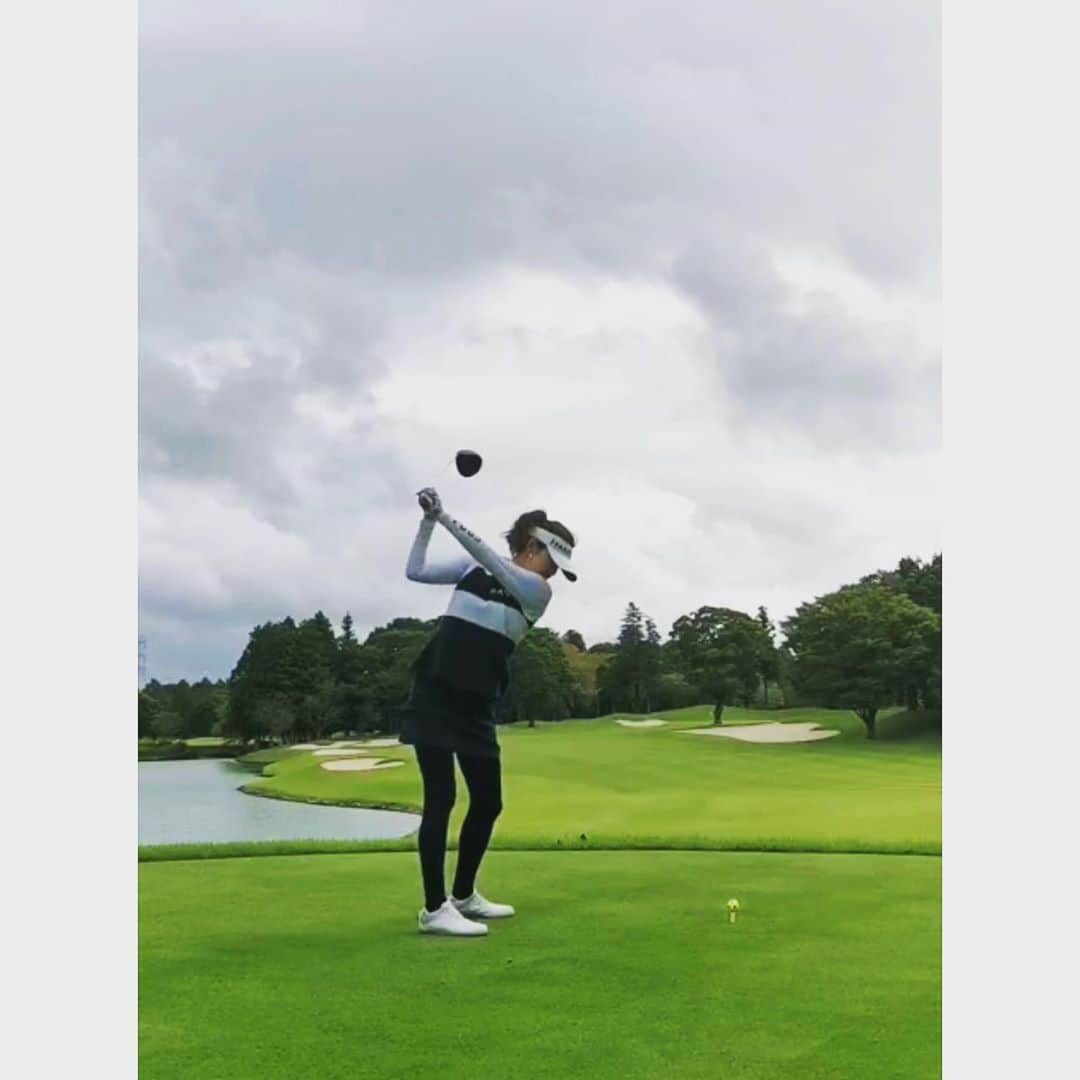 のインスタグラム：「@ayapan0528 が撮ってくれた 動画をガン見⛳️ ふむふむ… 悪いところは分かった！というか分かってるんだよ💧 改善策を練らねば😑 新しいウェアも買いに行かなきゃ ウェアでテンション上げよう作戦✨😂 連休でゴルフに行かれる方 enjoy⛳️☺︎ #golf #golfwear #ゴルフ #ゴルフウェア #ゴルフ女子  #pearlygates #footjoy #callaway 2枚目は ナイスショットの笑みではなく やっちまって笑うしかないの図😂」