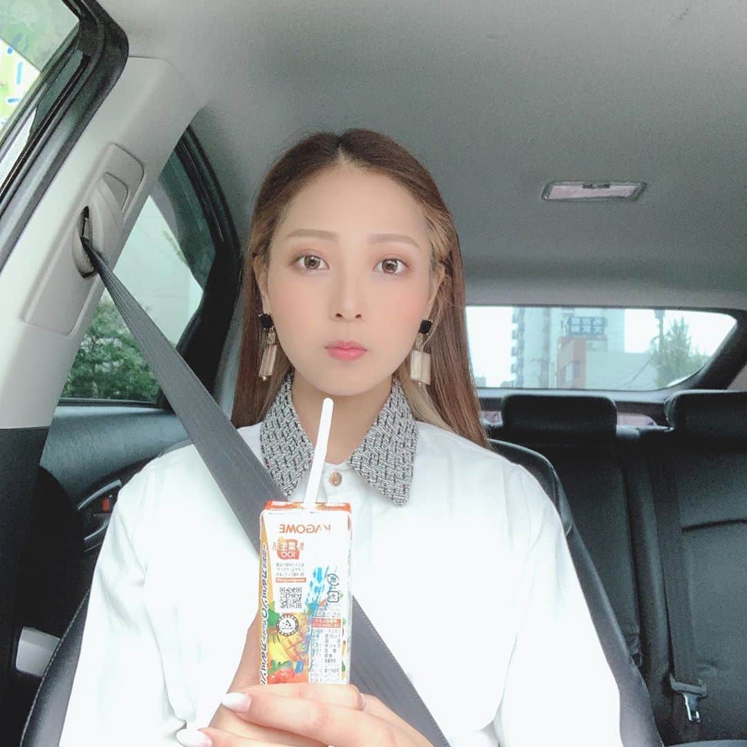 のインスタグラム：「真顔で見つめてみました👀 2枚目は途中で撮れました😜 ． ． ． #マツエクやめました #珍しい格好しました #インナーカラー #野菜ジュース」