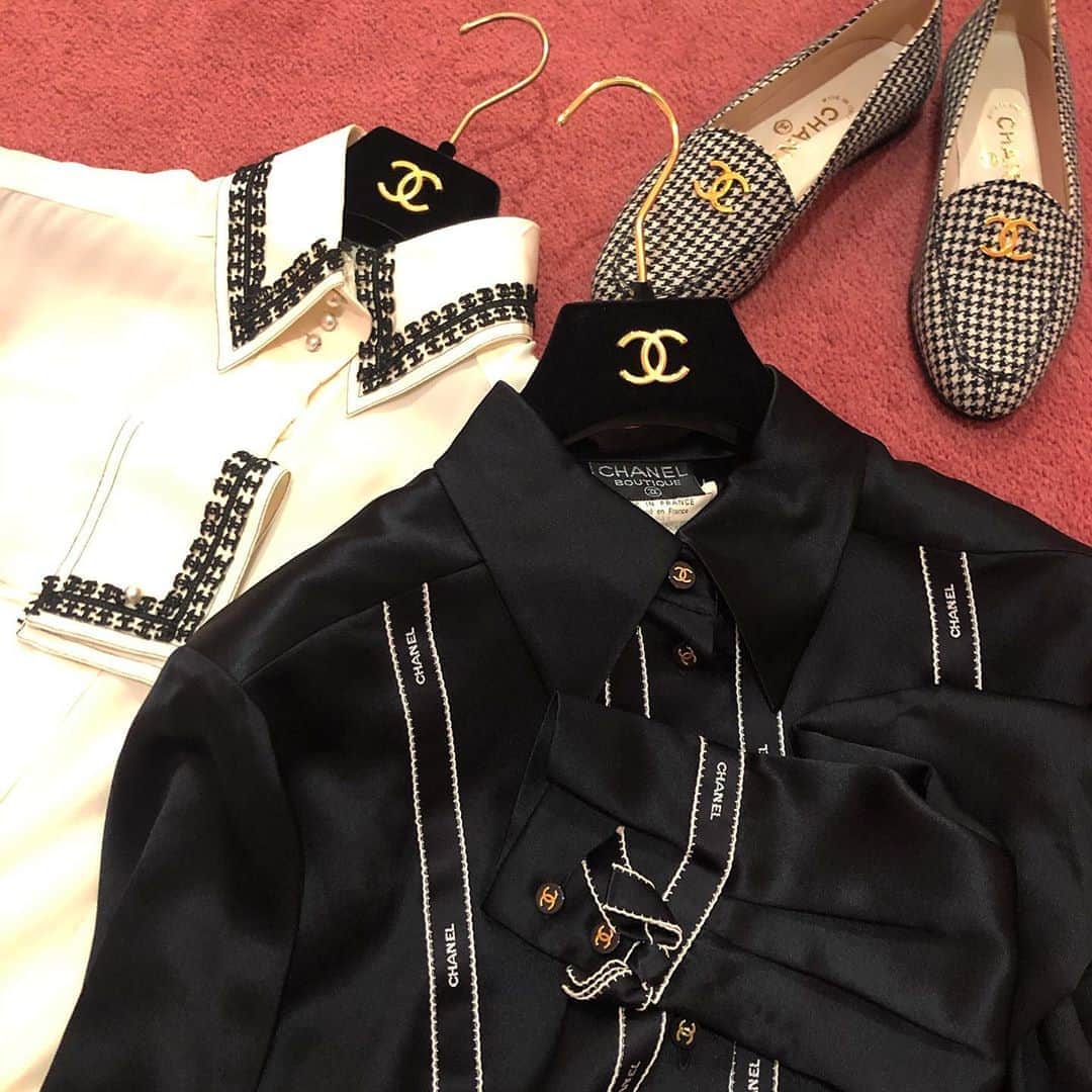 Vintage Brand Boutique AMOREさんのインスタグラム写真 - (Vintage Brand Boutique AMOREInstagram)「おはようございます💂🏻 AMORE wardrobe 11:00~19:30で営業しております🪐 表参道、青山へお出かけの際は、是非AMORE vintageにお越しくださいませ✨✨ AMORE wardrobe is open 11:00~19:30⭐️ Come visit us for the finest vintage Chanel ready to wear collections👟お問い合わせ /  for more info → 💌info@amorevintagetokyo.com  #ヴィンテージ #シャネル #ヴィンテージシャネル #ココ #ココマーク #ヴィンテージブランドブティック #アモーレ #アモーレトーキョー #アモーレワードローブ #表参道 #青山 #東京 #vintagebrandboutique #AMORE #amoretokyo #Tokyo #Omotesando #amorewardrobe」9月21日 11時08分 - amore_tokyo