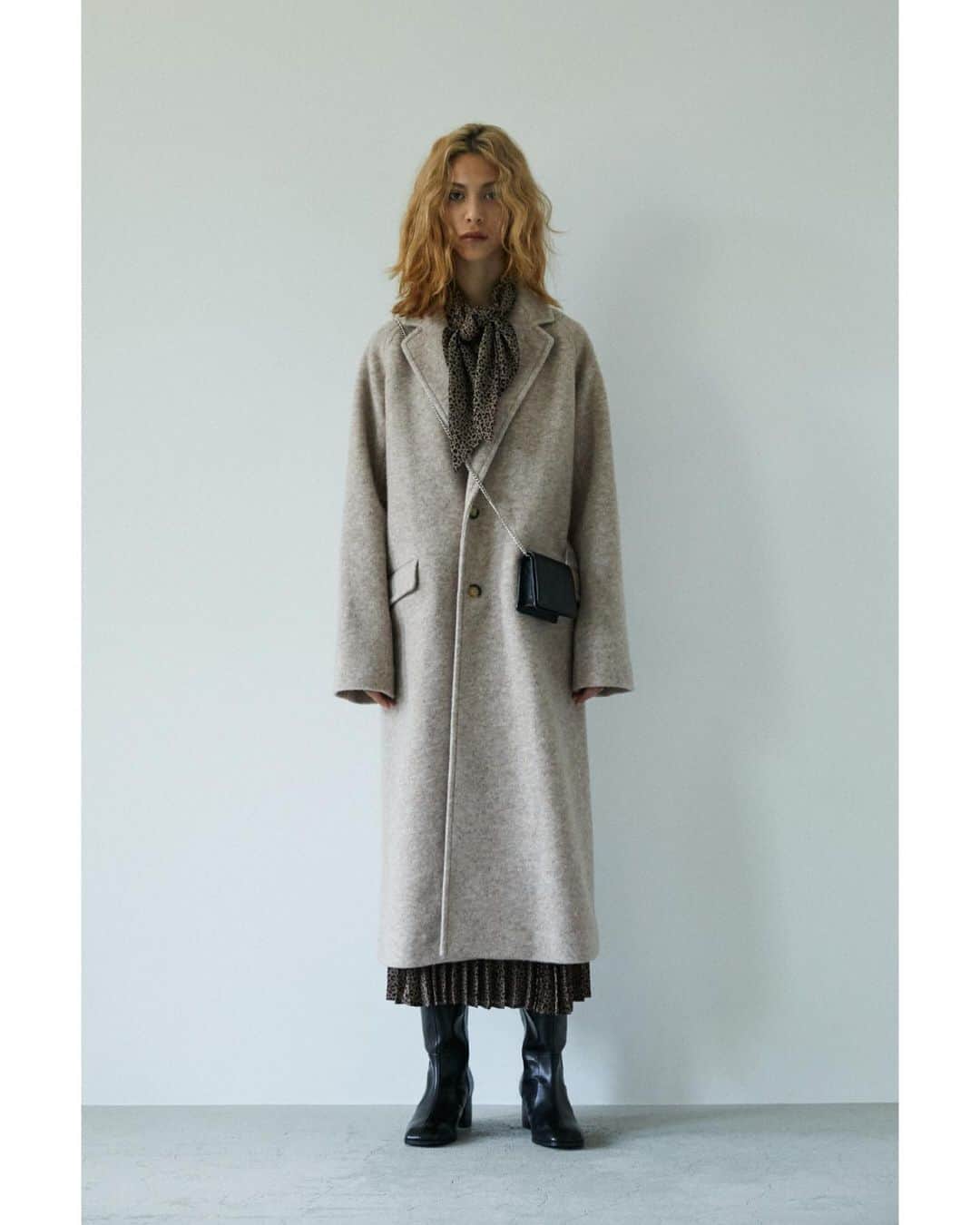 のインスタグラム：「MOUSSY 2020 OUTER LOOK BOOK SHEL'TTER WEBSTOREにて先行予約販売受付中。 --01------------------------------------------------------ ・CHESTER LONG COAT(010DAG30-6320) シンプルなロングコートはどんなボトムにも合わせやすく、一着持っていると使い回しも効くアイテム。 全国のMOUSSY店舗では11月上旬頃より発売予定。 -------------------------------------------------------- Other items ・LEOPARD BOW TIE DRESS(010DAG30-5890) ・SQUARE TOE LONG BOOTS(010DAW52-5990) ・CHAIN MINI WALLET(010DA751-6360) ㅤㅤㅤㅤㅤㅤㅤㅤㅤㅤㅤㅤㅤ --02------------------------------------------------------ ・BAL COLLAR LONG COAT(010DAG30-6430) ウエストから裾にかけてゆったりと広がるAラインシルエットが、エレガントな空気感を醸し出す一着。 シンプルながらもシルエットにこだわったバルカラーコート。 綺麗目なスタイルはもちろん、カジュアルな着こなしまで活躍するアイテム。 全国のMOUSSY店舗では11月下旬頃より発売予定。 -------------------------------------------------------- Other items ・PUFF SHOULDER KNIT TOP(010DAW70-6150) ・ASYMMETRY PLEATS SKIRT(010DAW30-5910) ・SQUARE TOE SHORT BOOTS(010DAW52-6000) ・BIT SHOULDER BAG(010DAG51-6050)  #MOUSSY」