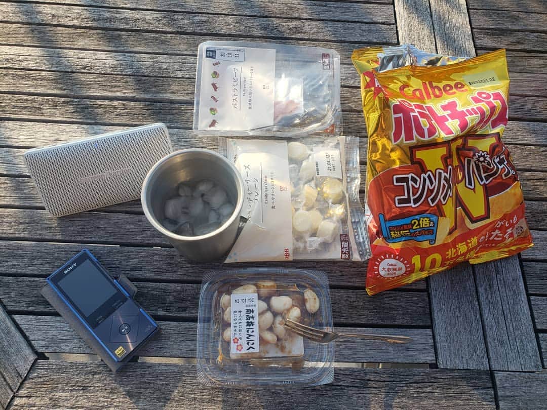 藤岡幸夫のインスタグラム：「今日は天気が良いので久しぶりにベランダで一人飲み。 昔のボクだったら、今頃湘南のオープンカフェでご機嫌の彼女に「オレ達の夏はまだまだ終わらないぜ、ベイベ－😊」と相変わらず救いようのないアホになれていたのに、それが今ではあーた、１人でベランダで飲み。コンソメWパンチの美味に感激しながらかみさんの帰りを待つなんてあーた、…😱  ベランダから空を眺めると心が洗われます…」