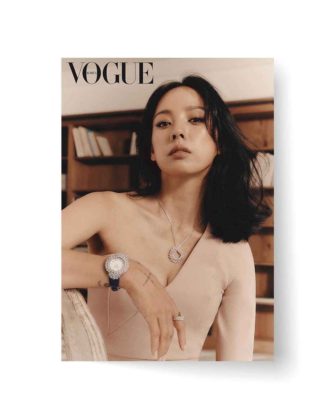 ショパールさんのインスタグラム写真 - (ショパールInstagram)「Singer Lee Hyori tears up the dreary fabric of monotony in Vogue Korea‘s September issue with her sparkling choice of #ChopardHighJewellery creations. @VogueKorea #ChopardEthicalgold #ChopardDiamonds #HappyDiamonds #StarsInChopard」9月21日 16時41分 - chopard