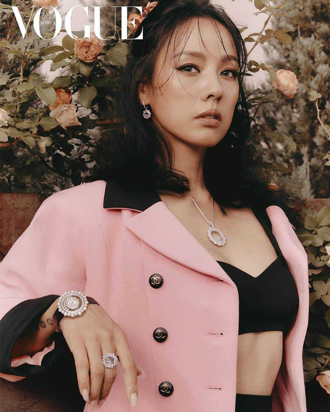 ショパールさんのインスタグラム写真 - (ショパールInstagram)「Singer Lee Hyori tears up the dreary fabric of monotony in Vogue Korea‘s September issue with her sparkling choice of #ChopardHighJewellery creations. @VogueKorea #ChopardEthicalgold #ChopardDiamonds #HappyDiamonds #StarsInChopard」9月21日 16時41分 - chopard