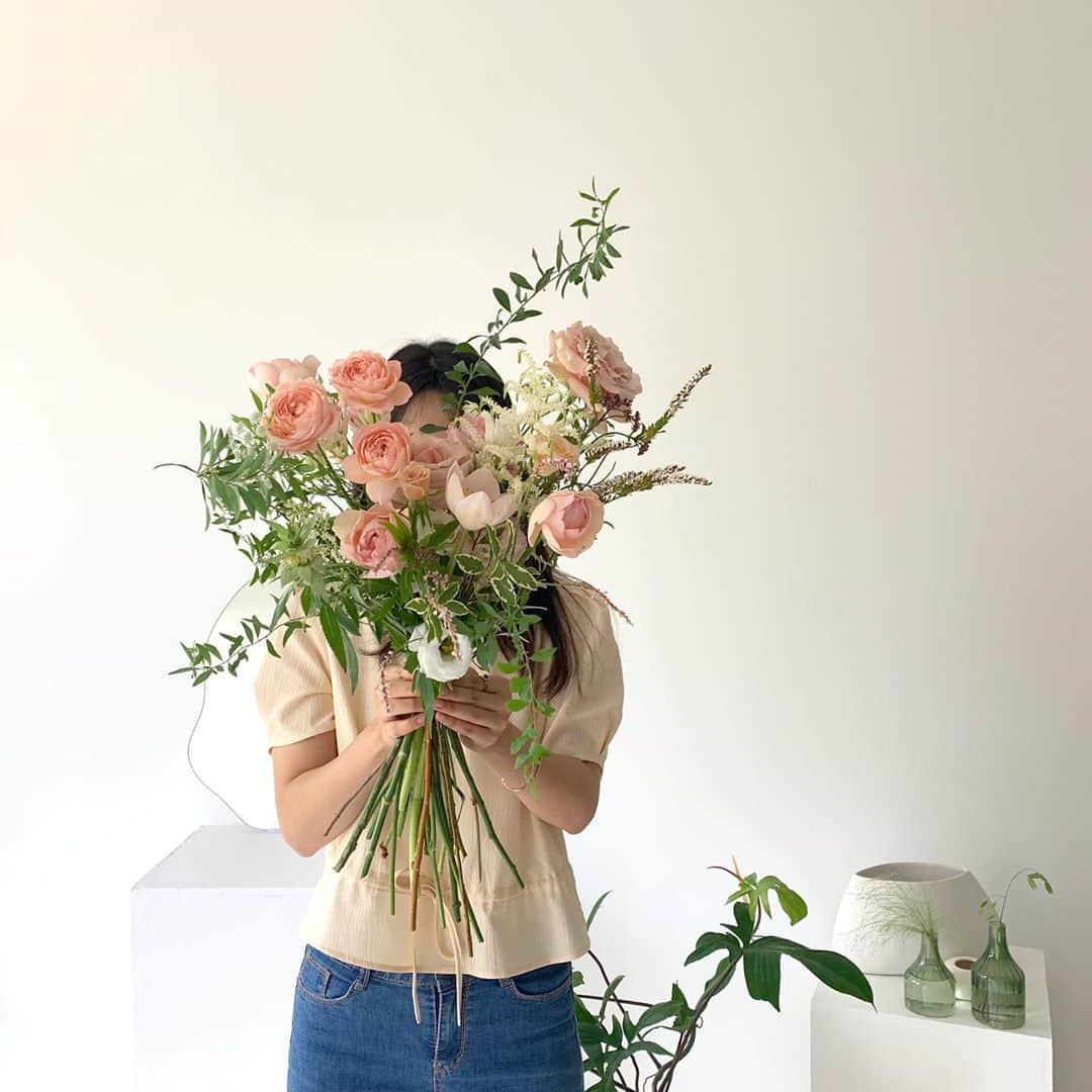 플로리스트 이주연 florist Lee Ju Yeonさんのインスタグラム写真 - (플로리스트 이주연 florist Lee Ju YeonInstagram)「. . 목욜 창업반에서🤍 누가 이케 이뻤던거야?💛 . #바네스꽃다발  . 订花 WeChat ID vaness_flower 페이팔 결제 가능  클래스상시모집 당일꽃주문가능 . #수업문의 #주문예약 #lesson #Order  Katalk ID vaness52 WeChat ID vaness_flower E-mail vanessflower@naver.com . 서초구 양재천로 123 5층 📞02-545-6813 . #vanessflower #florist #flowershop #handtied #flowerlesson #花束 #바네스플라워 #플로리스트 #꽃다발 #부케 #플로리스트학원 #플라워레슨 #양재동꽃집 #양재역꽃집 #꽃다발주문 #꽃수업 #꽃주문  #대관 #공간대여 #스튜디오대관 #자연광스튜디오 #자연광스튜디오대관 #스튜디오」9月21日 16時41分 - vanessflower