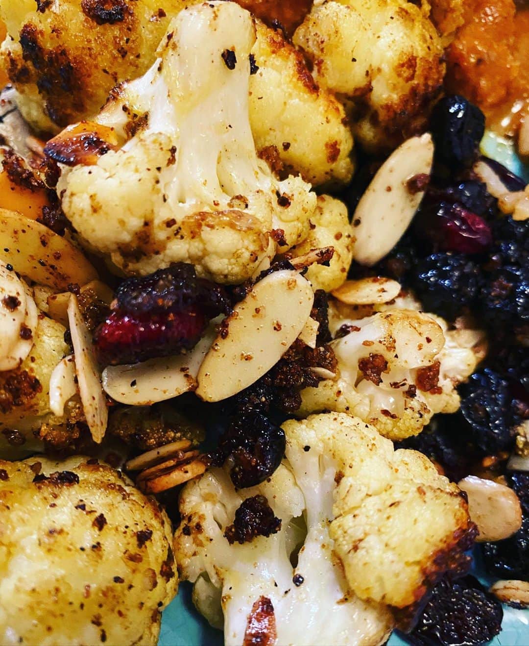 ケリスのインスタグラム：「South Indian turmeric seasoning. Turmeric is known for its anti inflammatory properties . Blueberries are one of the highest in antioxidant foods on earth . Cauliflower has phytonutrients, choline , vitamin b and fiber that aid in weight loss . And almonds are good for the heart and help oxygen and nutrients flow through the blood .」