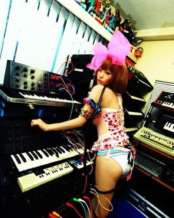 Yun chiのインスタグラム：「12年くらい前の私ですって🎹🔌🍒 . . なんか顔尖ってるな。笑 . . Julieさんの作品撮影はいつも楽しい異世界だった📸 . . Love♡ . . #me」