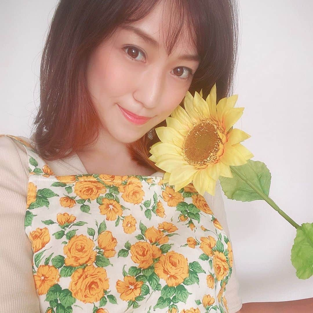 近藤しづかさんのインスタグラム写真 - (近藤しづかInstagram)「Goodbye summer 🌻  #ひまわり #girasole #sunflower  #100均　#かわいくてつい買っちゃった  #100円ショップパトロール  #夏の終わり  #黄色　#イエローフラワー　#イエローエプロン　#エプロン #キッチンファッション  #ボブ　#栗色カラー  #ヘアカラー　#秋色  #kitchenfashion  #🌰」9月21日 11時16分 - shizuka_kondo