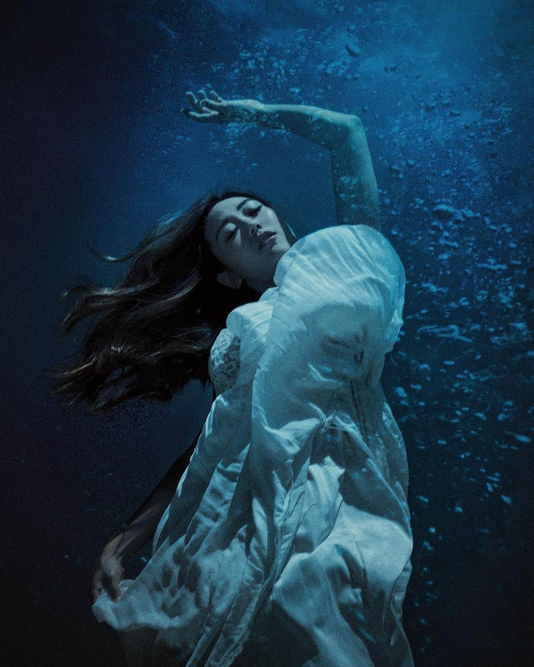 福原かれんのインスタグラム：「Underwater by @justinwu」