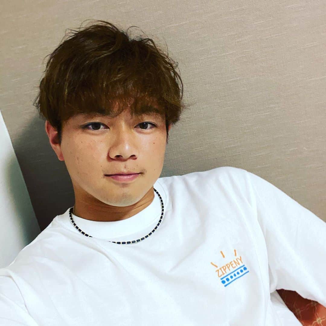 成田翔のインスタグラム：「琉球ブルーオーシャンズ、松尾大河選手作　zippe_ny ジパニー Tシャツ届きました👍 もう秋が近づいてきていますが、ロンTもあるらしいのでぜひ‼️ #ジパニー #zippe_ny #松尾大河 @taiga.0405  @zippe_ny」