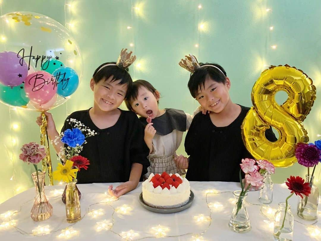 ᴋᴀɴᴀᴋöさんのインスタグラム写真 - (ᴋᴀɴᴀᴋöInstagram)「2020.9.21 Happy ❽th Birthday🍒 Lio & Luka ツインズ君、8歳に なりました🎂🎁🎉🍭👑 * まだまだ 甘えん坊で かわいい所もたくさんだけど…❤️ 本当大きくなったなぁ🥺🙏🏻💕 * 産まれてきてくれてありがとう❤️大好きよー🕊🌿 * #8歳誕生日#おめでとう#happybirthday#大好き#おうちスタジオ#誕生日#双子#成長記録」9月21日 11時26分 - kanakokko_34_