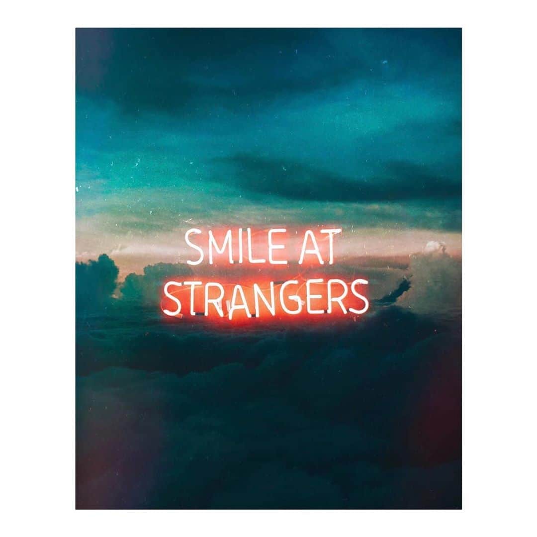 ジュリアナ・パエスのインスタグラム：「Why not? #sorriaparaestranhos #sorrirnãocustanada」