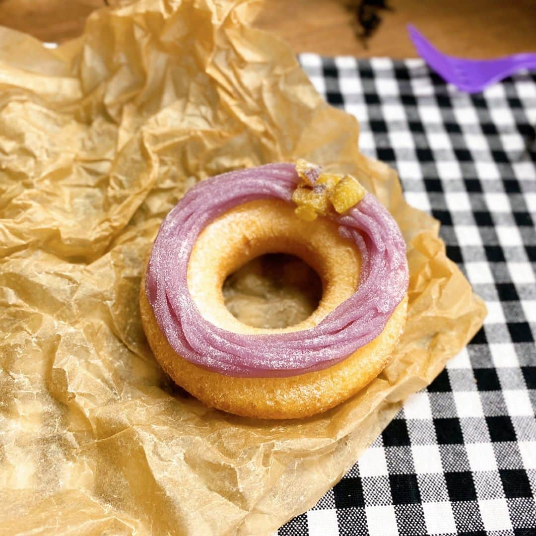 クリスピー・クリーム・ドーナツ ジャパンさんのインスタグラム写真 - (クリスピー・クリーム・ドーナツ ジャパンInstagram)「🍩ムチモチ 紫芋 モンブラン🍩 おいしさムチッ❣️HOTでモチッ❣️の新食感。 ほっこり豊かな味わいに仕上げた紫芋のモンブラン。  秋の味覚、紫芋のこっくりとした甘さはあたためるとさらに深まります✨  https://krispykreme.jp/  #ムチモチドーナツ #ムチモチ #新食感 #紫芋 #クリスピークリームドーナツ #ドーナツ #ドーナツグラム」9月21日 11時30分 - krispykremejapan