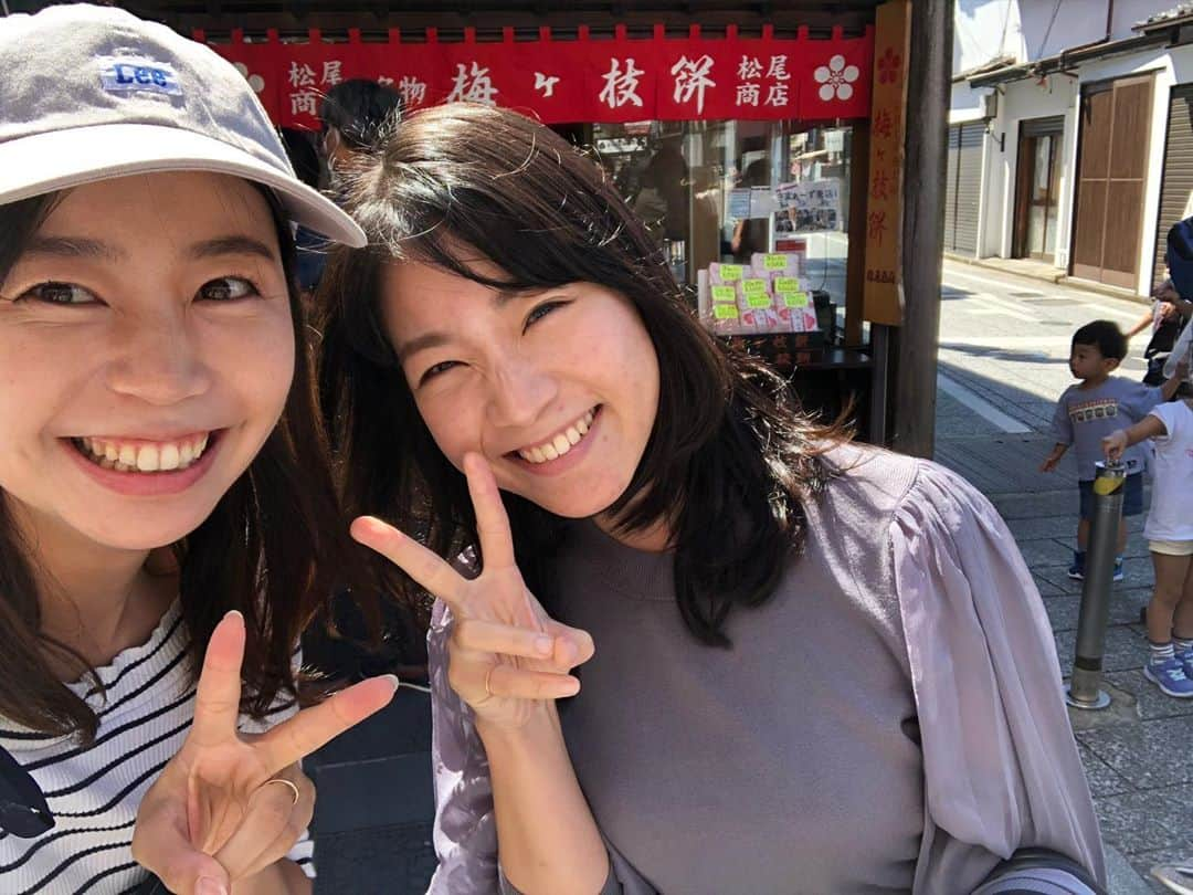 北﨑千香子のインスタグラム：「ばっっったり再会❣️ スケジュール勘違いして来てたまたま寄った太宰府天満宮で、取材中の元kyt同期でいまテレキューのかなてぃんに遭遇〜🎤💕 インタビュー中の後ろ姿で気づいて、そわそわ近くで待機して写真だけぱしゃり📸✨笑 物凄い確率😂嬉しかった〜😂💗 きょう17時からテレキューで出てくるそうな〜📺 #太宰府天満宮 #鹿児島 #アナウンサー #山崎アナ #kyt #kkb #tvq」