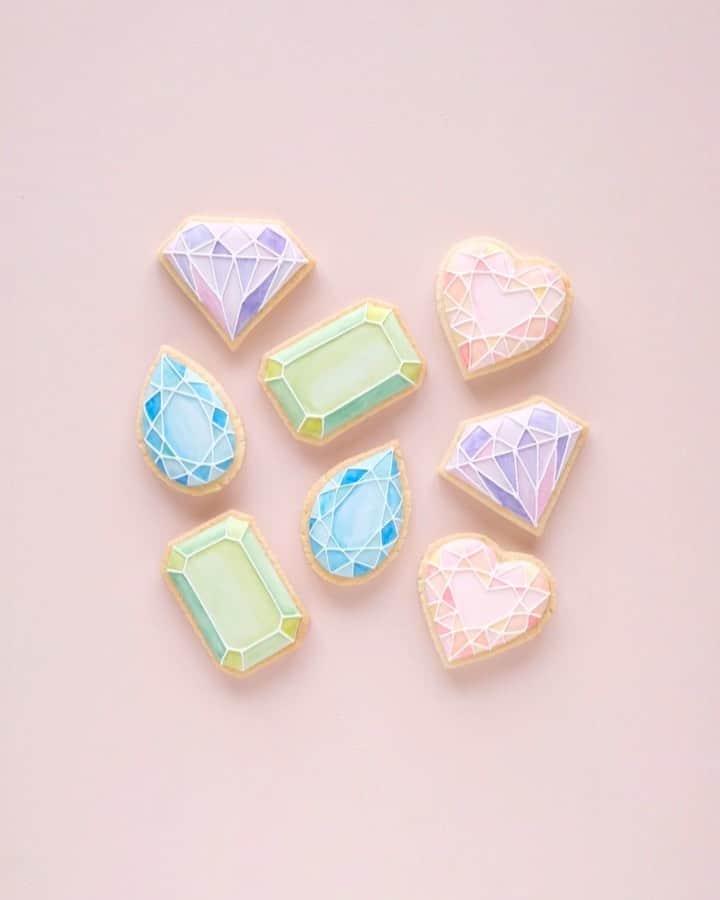 KUNIKAのインスタグラム：「𝐏𝐚𝐢𝐧𝐭𝐞𝐝 𝐠𝐞𝐦 𝐜𝐨𝐨𝐤𝐢𝐞𝐬 💎﻿ ﻿ ミニミニサイズの宝石クッキー✧﻿ ﻿ #artofkunika」