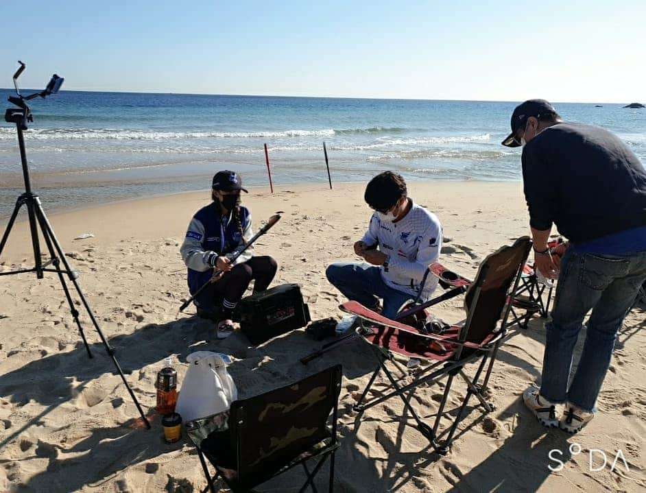 カン・ウンビさんのインスタグラム写真 - (カン・ウンビInstagram)「매번 고생만하시는 준모 코치님 ~  빵수는 언제까지? 🤔 오랜만에 만난 파이님 🤗 낚시 제품은 레드펄스 #강은비 #낚시 #바다낚시  #동해낚시 #동해 #망상해수욕장  #낚시하는여자 #🎣 #fishing  #레드펄스 @junmo1008」9月21日 11時32分 - ekobi_