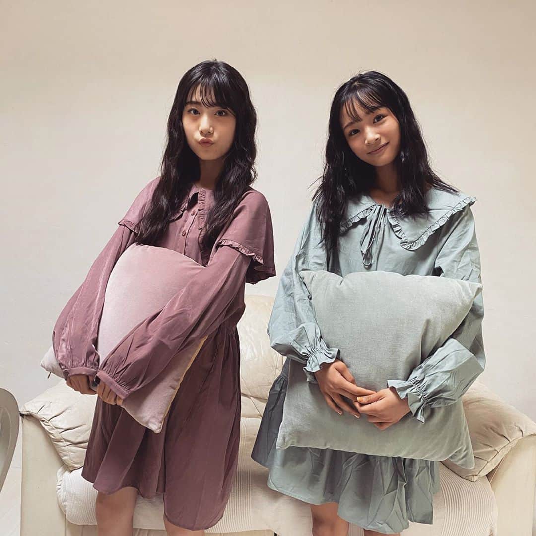 ニコ☆プチのインスタグラム：「﻿ ふたご？﻿ ﻿ ﻿ ふたごなの？ってなった私服﻿ ﻿ たまたまあったスタジオのクッションともリンク💍﻿ ﻿ ﻿ ﻿ 奇跡〜﻿ ﻿ ﻿ かわいすぎかー💕﻿ ﻿ ﻿ ﻿ #ニコプチ﻿ #近藤藍月﻿ #中山あやか」