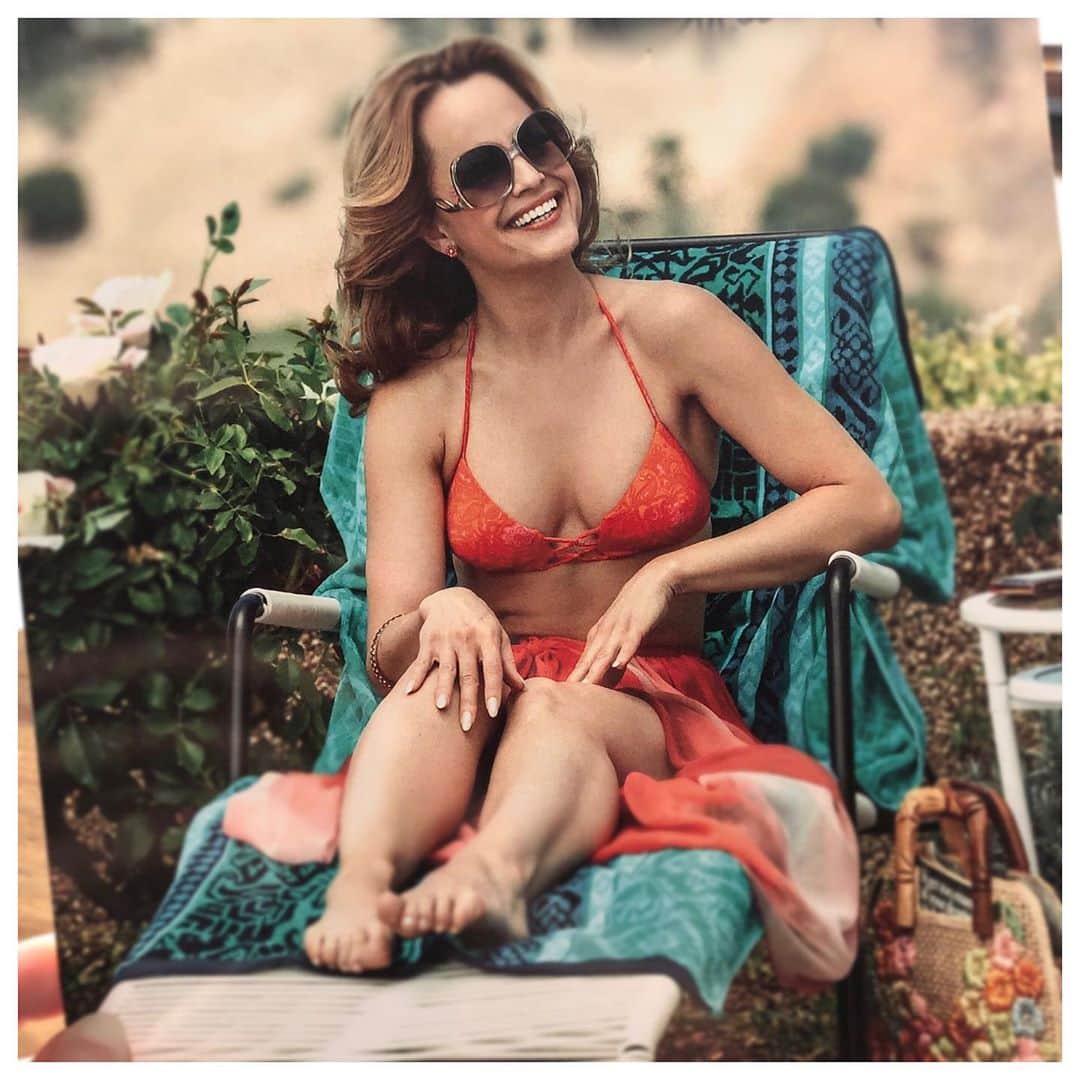 ミーナ・スヴァーリのインスタグラム：「Waiting on life...✨  (I’ll always love you, Kathleen 🥰 @americanwomantv )」
