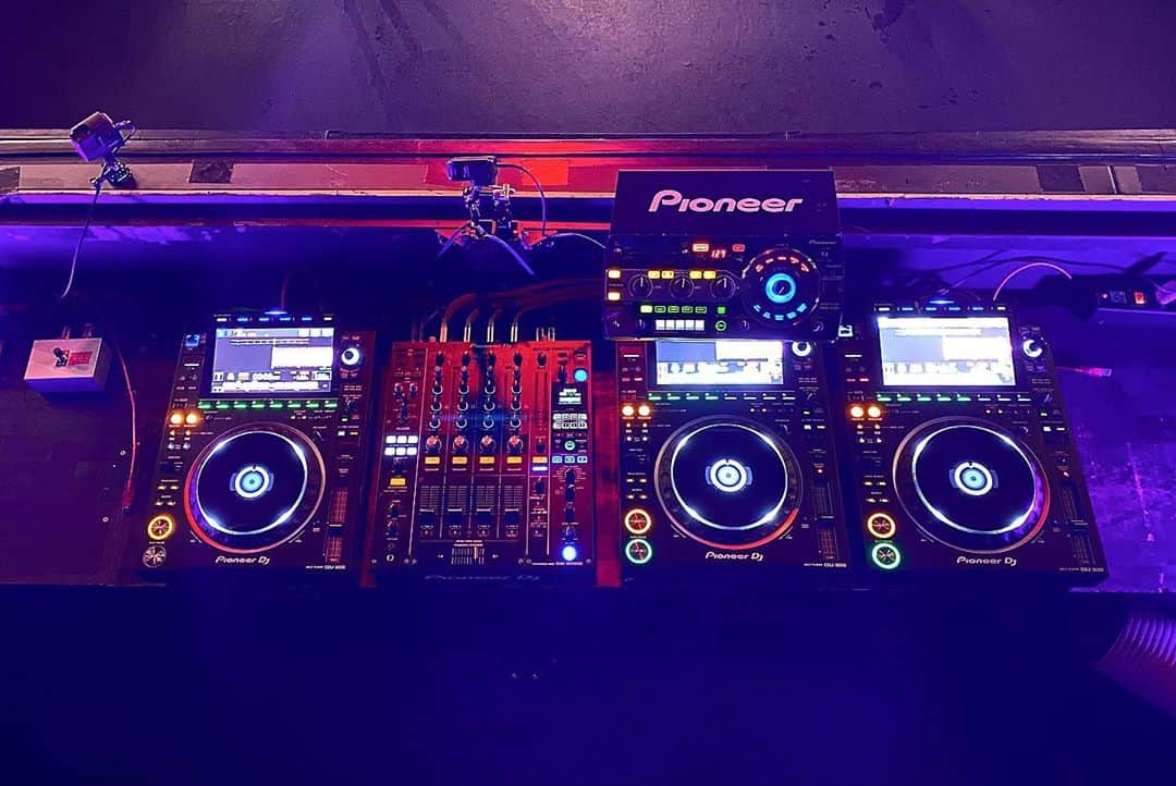 DAISHI DANCEさんのインスタグラム写真 - (DAISHI DANCEInstagram)「2020.9.19.SAT @bijou_fukuoka #福岡 #CDJ3000 @pioneerdjjpn  CDJ3000九州初上陸‼︎ CLUBオープン前のサウンドチェックで音のパーツの分離感が優れている @pioneerproaudio のスピーカーから更にそれぞれの音のパーツがハッキリ見えるような音が鳴ってました‼︎ 早い時間のチェックで上下の店舗に気を使いながらの7割程の音量でのチェックでしたが、フルボリュームで鳴らさなくても低音のキックとベースの独立感や立体感があり再生解像度がかなり上がった印象でした‼︎ DJブースのモニタースピーカーも音が優しくなった印象で更に聞き取り易かったので外音もピークでもHiがキツくならず再生解像度向上でジャンルによってEQのチューニングを変えなくても良い音鳴るイメージでした。 ※古いSRスピーカーや音の分離感がなく平面で周波数がゴチャっとダンゴになっていたりLOWのアタックやスピード感がないCLUBさんでもCDJ3000を導入すると最新のスピーカーやハイエンドアンプに変えたくらいの音質改善効果が見込める予言です‼︎  DJの操作性と音質が同時に向上する一石二鳥の凄いCDJ DJ的な操作性に関してもCPUの進化でHOT CUEを8つ設定してる曲でも一瞬で読み込みが出来たりクオンタイズ機能/反応が向上したり、メニューから呼び出していたよく使う機能がメインボタンに追加されたり、大型画面でタッチパネルで直感的に操作出来るようになったり弱点がないです‼︎  CLUBの皆様 まだ様子みよう..と買うタイミング逃して1〜2年後に買い替えて その2年後に型落ちになるサイクルなら、 発売タイミングで買い替えて新型を最初からロングスパンで使うのがオススメです。 CDJを新しくしただけではなく、スピーカーとアンプを更に高音質のものに買い替えたような効果も保証します‼︎ ※電源がロック式になっていたり、冷却ファンが付いたり、各ボタンの耐久性が強化されたり現場最強説  #信じるか信じないかはあなた次第です　  次は札幌に持ち帰って、 @kingxmhu の爆音フルボリュームで営業前にサウンドチェックしてみようと思います‼︎ また感想ご報告します予言👁」9月21日 11時42分 - daishidance666