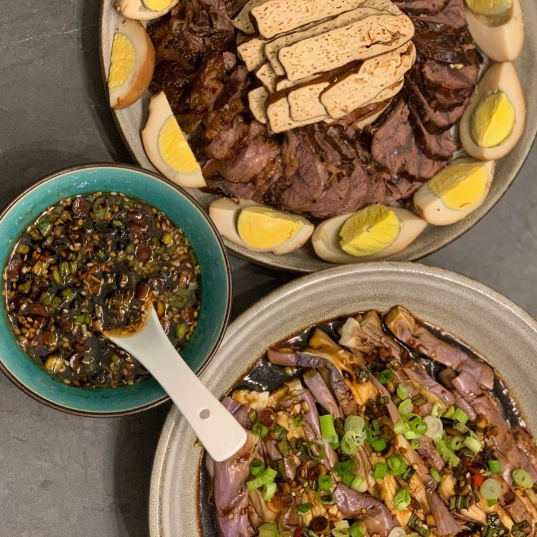 DOMINIQUE ANSEL BAKERYさんのインスタグラム写真 - (DOMINIQUE ANSEL BAKERYInstagram)「The last week of summer, as told through our home dinner table. Day 1: Clams with garlic, sweet soy sauce, chilies and Chinese parsley  Day 2: Tomato and soft scrambled egg (with just a touch of sugar) Day 3: Shishito peppers stuffed with pork, fried and then quick braised in soy and ginger  Day 4: Fried soft tofu (using potato starch for extra crispiness) and garlic vinaigrette, pork patty with salted egg, and Napa cabbage  Day 5: Braised medley of beef shin, tofu and egg with steamed egg plant with oyster sauce vinaigrette  Day 6: “Da Lu” noodles with lily bulbs and wood ear mushrooms and egg  Day 7: Maman’s first steak tartar in over a year  Day 8: Our first Apple cider donut of the season And just like that, it’s fall... and as tough as 2020 has been, it has managed to still leave room for some of my best memories around food and family.」9月21日 11時43分 - dominiqueansel