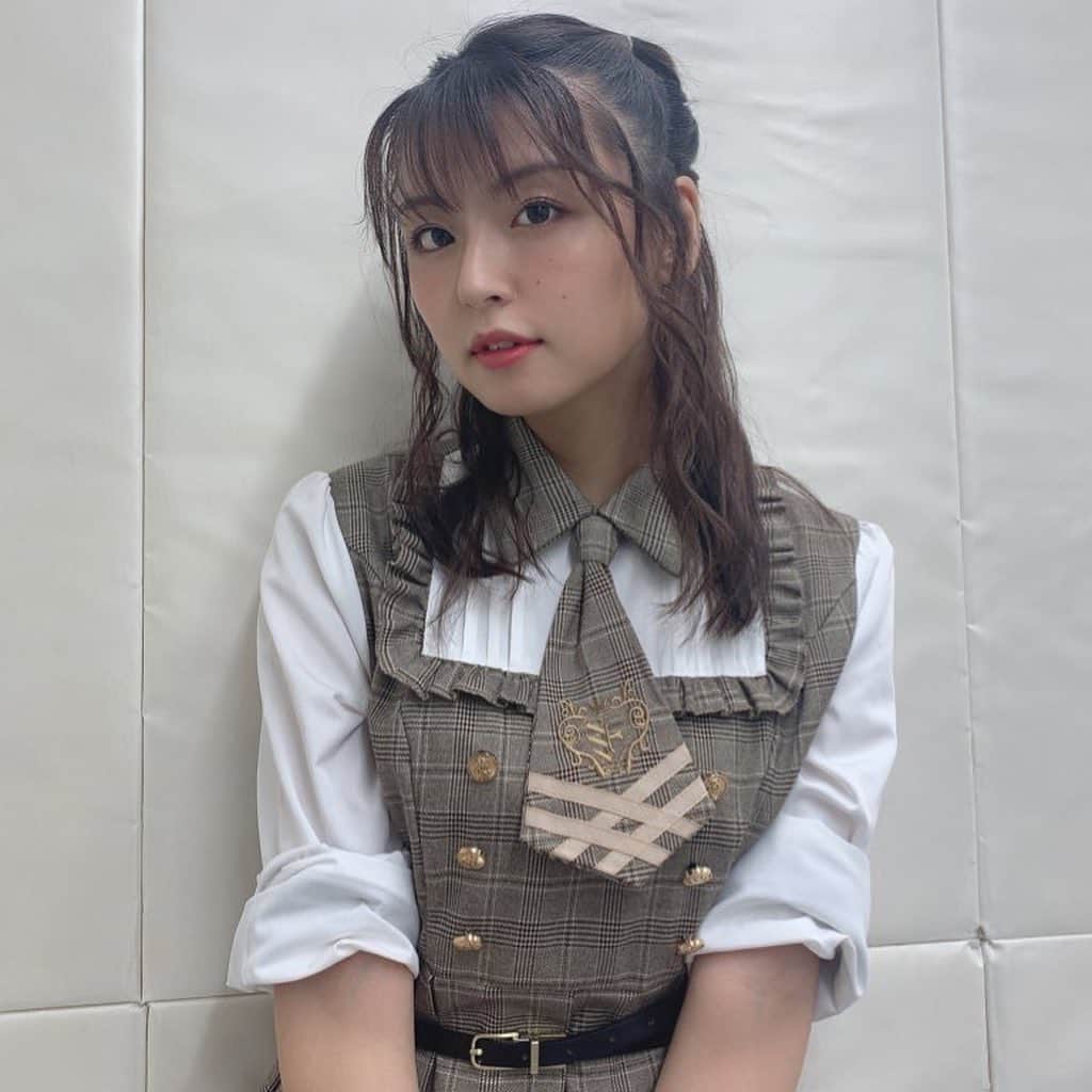 竹本茉莉さんのインスタグラム写真 - (竹本茉莉Instagram)「. メイクさんが可愛い髪の毛に してくれた時の写真です📸 何度でも言うけど、 制服が可愛すぎて恥ずかしい🤭 . . . . #人狼アイドル #人狼ゲーム #ベイビーウルフ #japanesegirl #制服 #ヘアアレンジ」9月21日 11時47分 - matsuri_morikawa