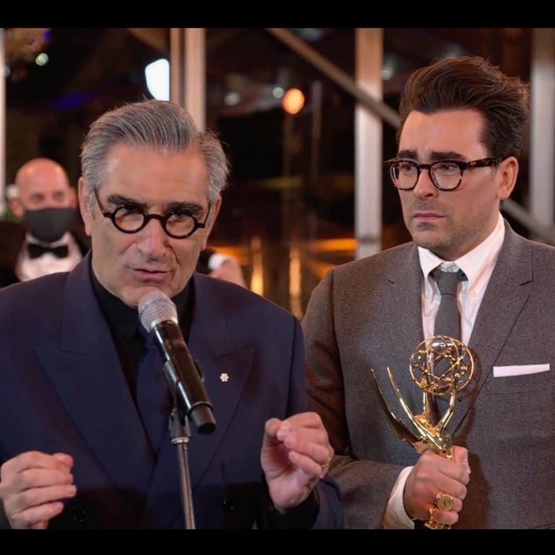 Just Jaredさんのインスタグラム写真 - (Just JaredInstagram)「@schittscreek swept at the Emmys, winning all seven awards in the comedy category - Outstanding Comedy Series,  Best Writing, Best Directing and acting awards for Eugene Levy, Catherine O’Hara @instadanjlevy and @annefrances. 👏🏽👏🏽👏🏽 #SchittsCreek  #DanLevy #EugeneLevy #CatherineOHara #AnnieMurphy #Emmys #EmmyAwards #Emmys2020 @televisionacad  Photos: ABC」9月21日 11時50分 - justjared