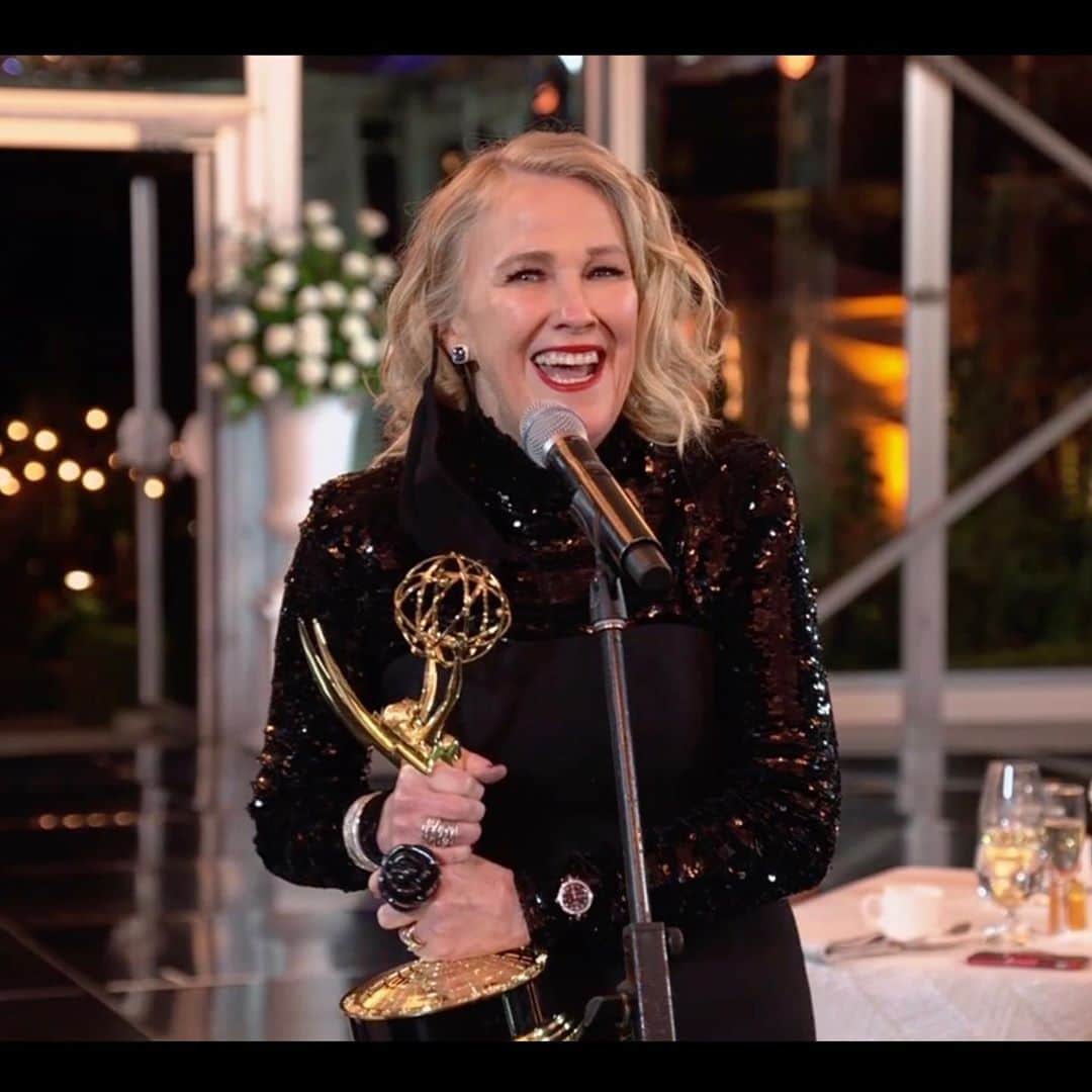 Just Jaredさんのインスタグラム写真 - (Just JaredInstagram)「@schittscreek swept at the Emmys, winning all seven awards in the comedy category - Outstanding Comedy Series,  Best Writing, Best Directing and acting awards for Eugene Levy, Catherine O’Hara @instadanjlevy and @annefrances. 👏🏽👏🏽👏🏽 #SchittsCreek  #DanLevy #EugeneLevy #CatherineOHara #AnnieMurphy #Emmys #EmmyAwards #Emmys2020 @televisionacad  Photos: ABC」9月21日 11時50分 - justjared